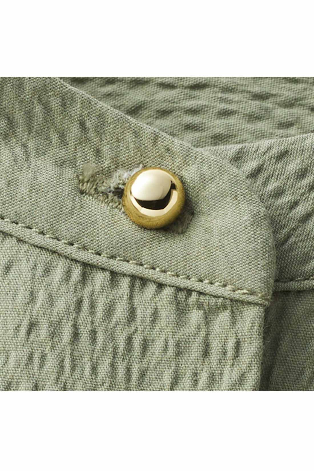 IEDIT|IEDIT[イディット]　バンドカラーとゴールドボタンで着映えする サッカー素材のシャツワンピース|上品な比翼ボタン仕立て。一番上のゴールドボタンでほんのり華やぎをプラス。