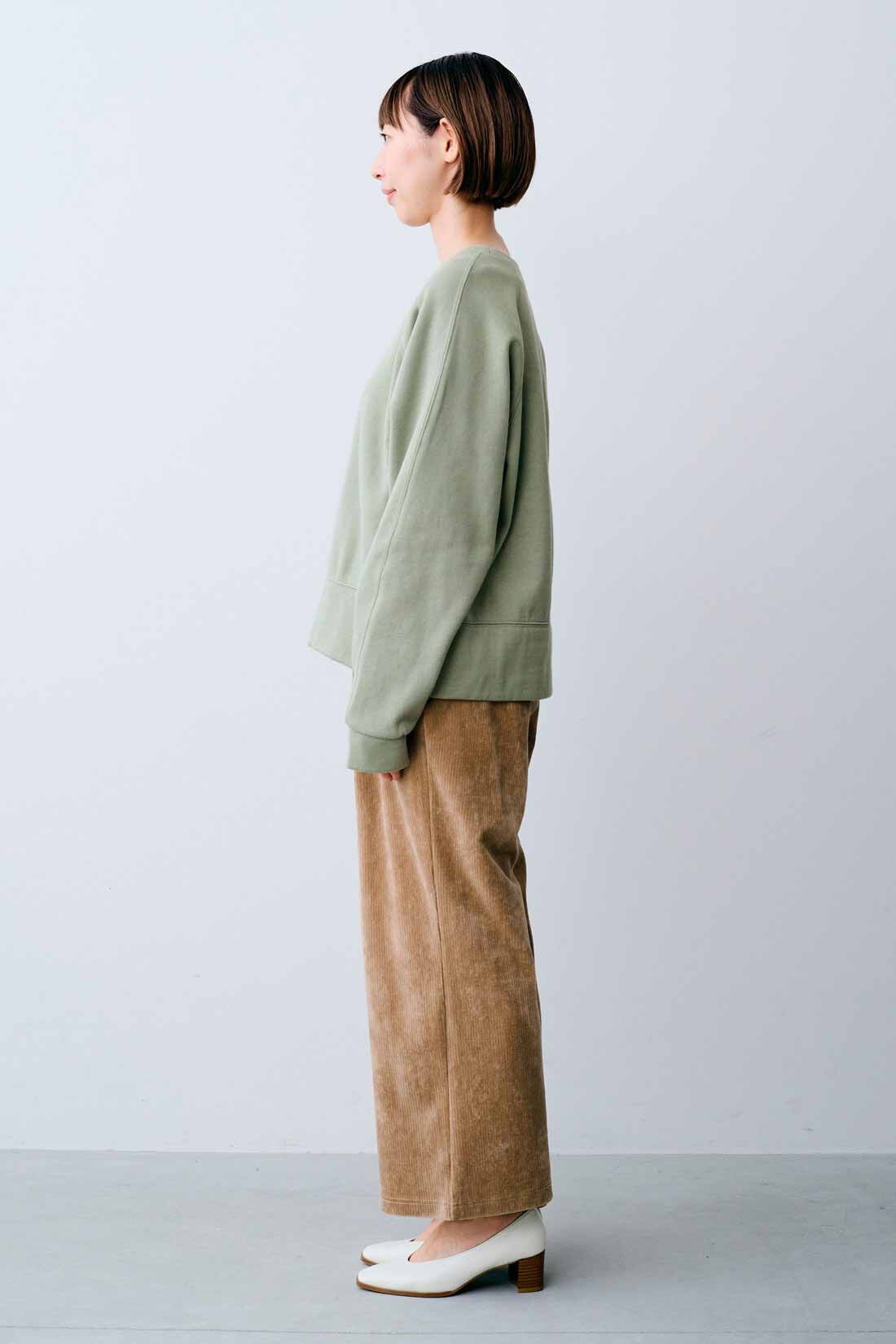 IEDIT[イディット]　カットソーコーデュロイで快適 きれい見えシルエットのワイドパンツ〈スモーキーブルー〉|モデル身長：160cm 着用サイズ：M