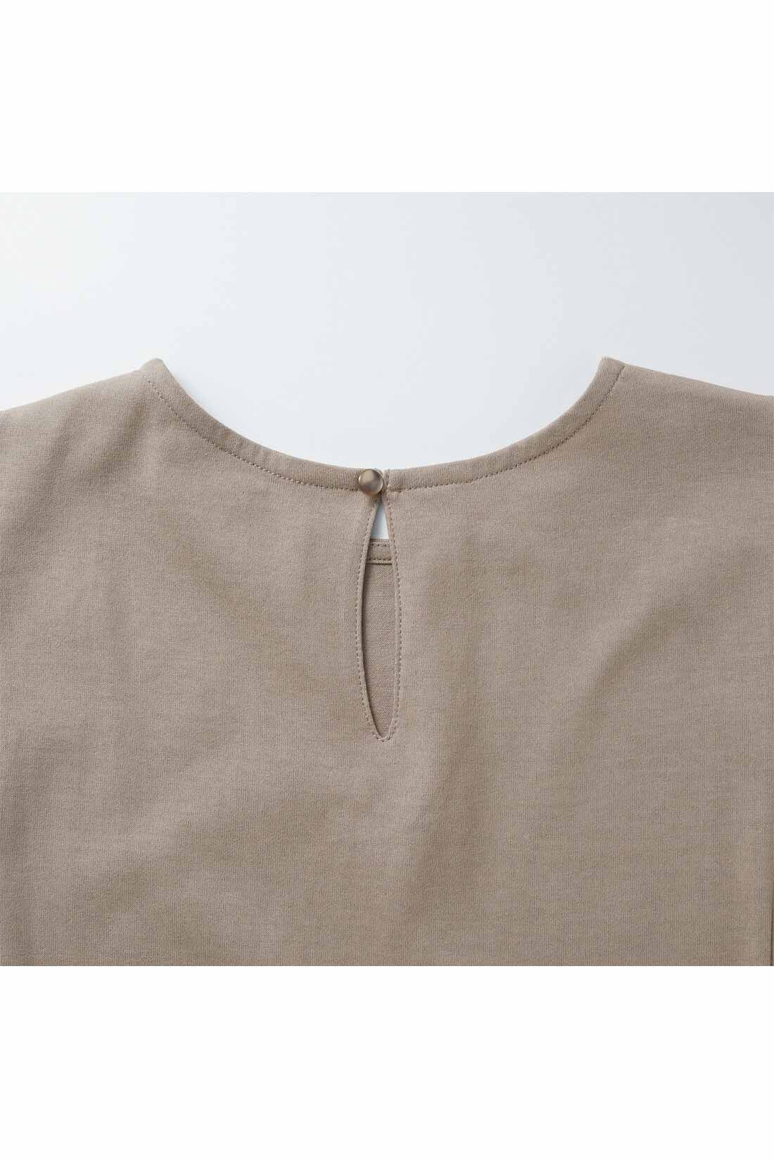 IEDIT|IEDIT[イディット]　汗じみ軽減加工をほどこした異素材遣いTシャツ〈グリーン〉|背中は涙開きで女らしく、着脱もすぽっとらくらく。