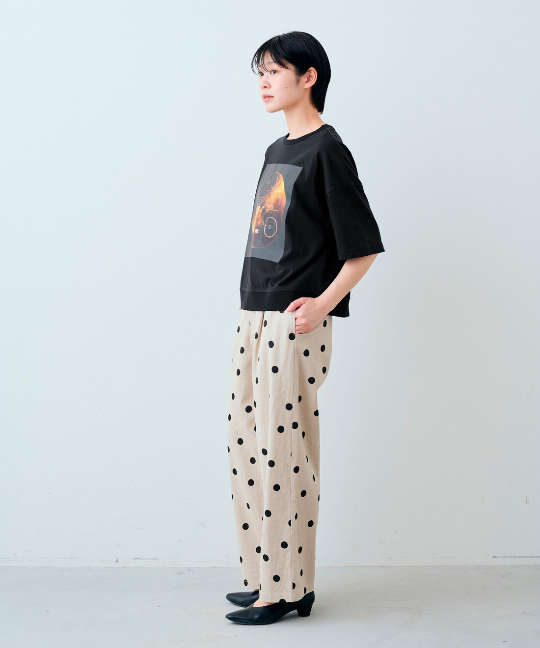 IEDIT|IEDIT[イディット]　NASA ゴールデンレコードプリントのオーガニックコットンTシャツ〈ブラック〉|モデル身長：163cm　着用サイズ：M