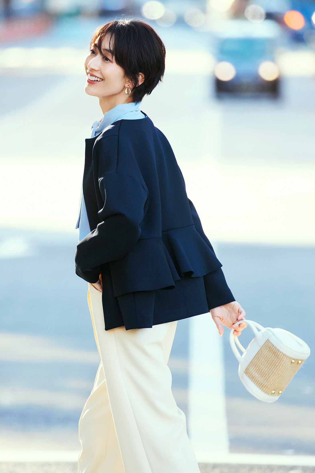 IEDIT［イディット］|IEDIT[イディット]　後ろフリルが大人の華やぎを演出する 伸びやかなカーデライクジャケット〈ネイビー〉