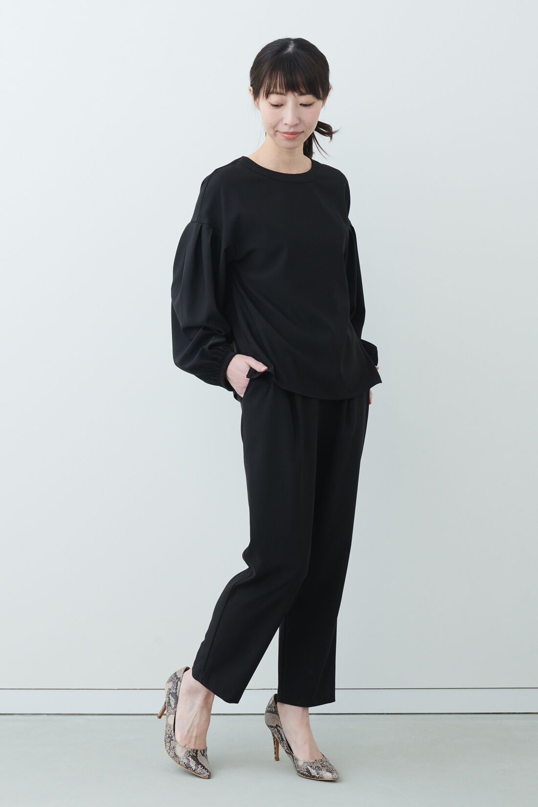 IEDIT|IEDIT[イディット]　小森美穂子さんコラボ ストレッチ素材のバックリボンセットアップ〈ブラック〉|モデル身長：160cm・着用サイズ：M