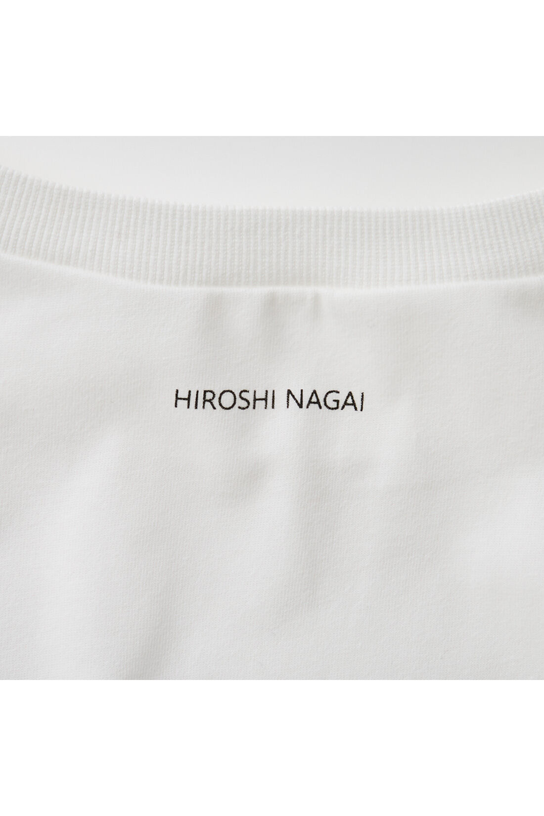 IEDIT|IEDIT[イディット]　永井博さんコラボ VACATION IN THE CITY 長袖Tシャツ〈ホワイト〉【コーデ買いキャンペーン】|後ろの衿もとには、さりげなく「HIROSHI NAGAI」をプリント。