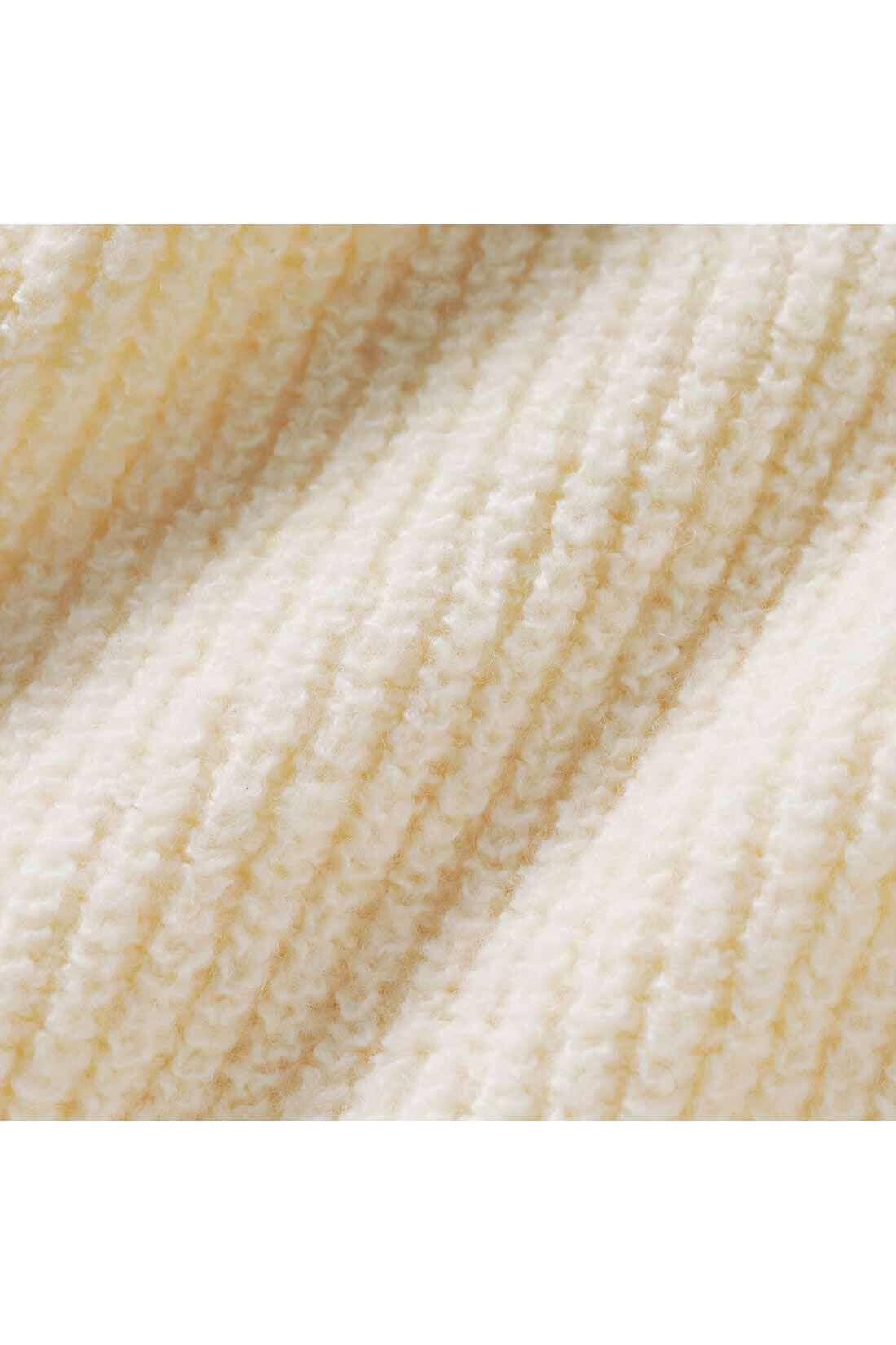 IEDIT|IEDIT[イディット]　ふんわりやわらかな片畦（あぜ）編みのケープカラーニット|ふくらみ感のあるウール混ニットは、軽くて暖かく肌心地もやわらか。