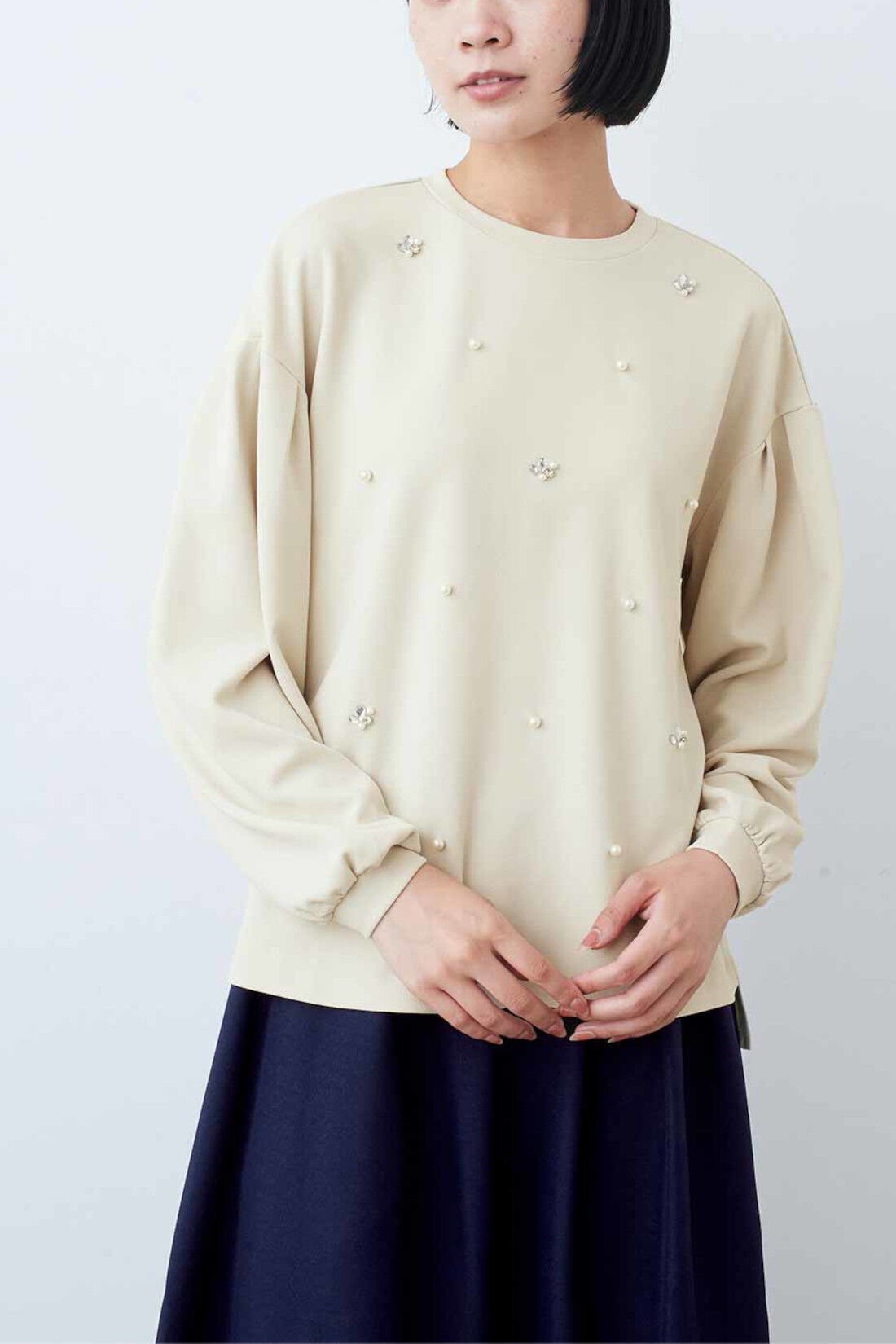 IEDIT|IEDIT[イディット]　印象的なビジューモチーフをちりばめたデザイントップス〈アイボリー〉|モデル身長：164cm　着用サイズ：M