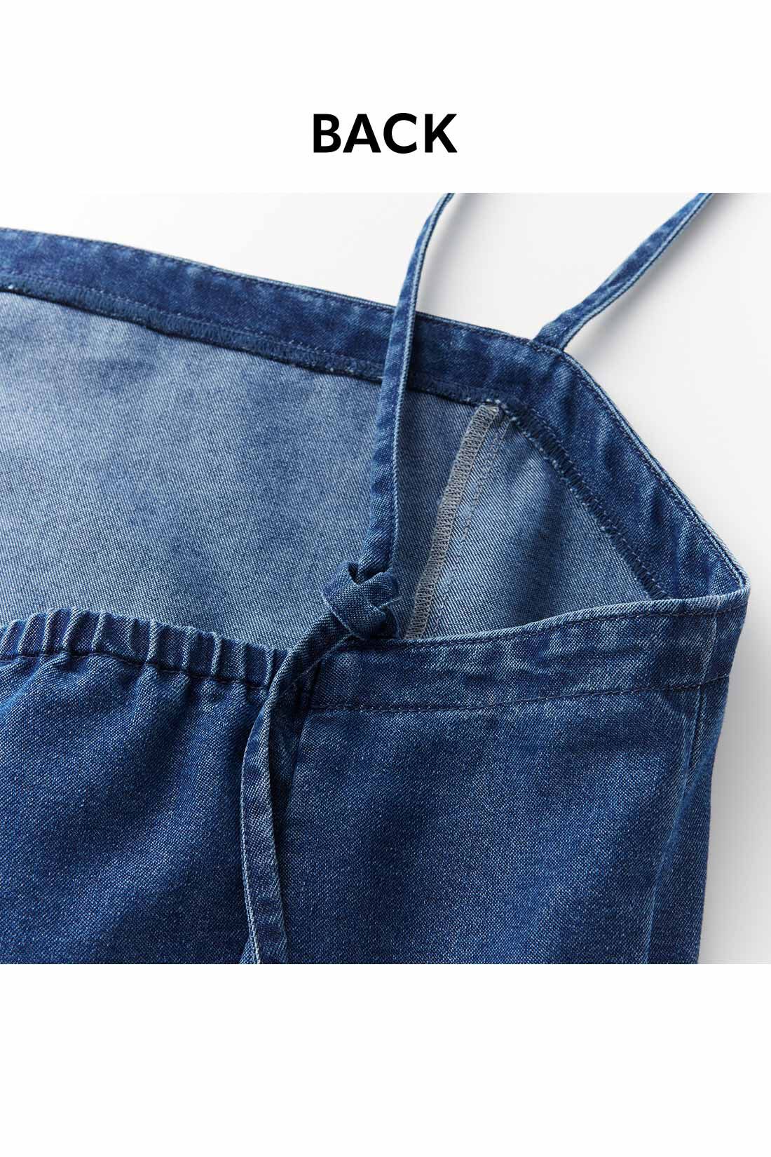 IEDIT|IEDIT[イディット]　大人仕様しなやかデニムサロペット〈ブルー〉|金具を使わない細い肩ひもは、背中のループに結んで好みの長さに調節可能。