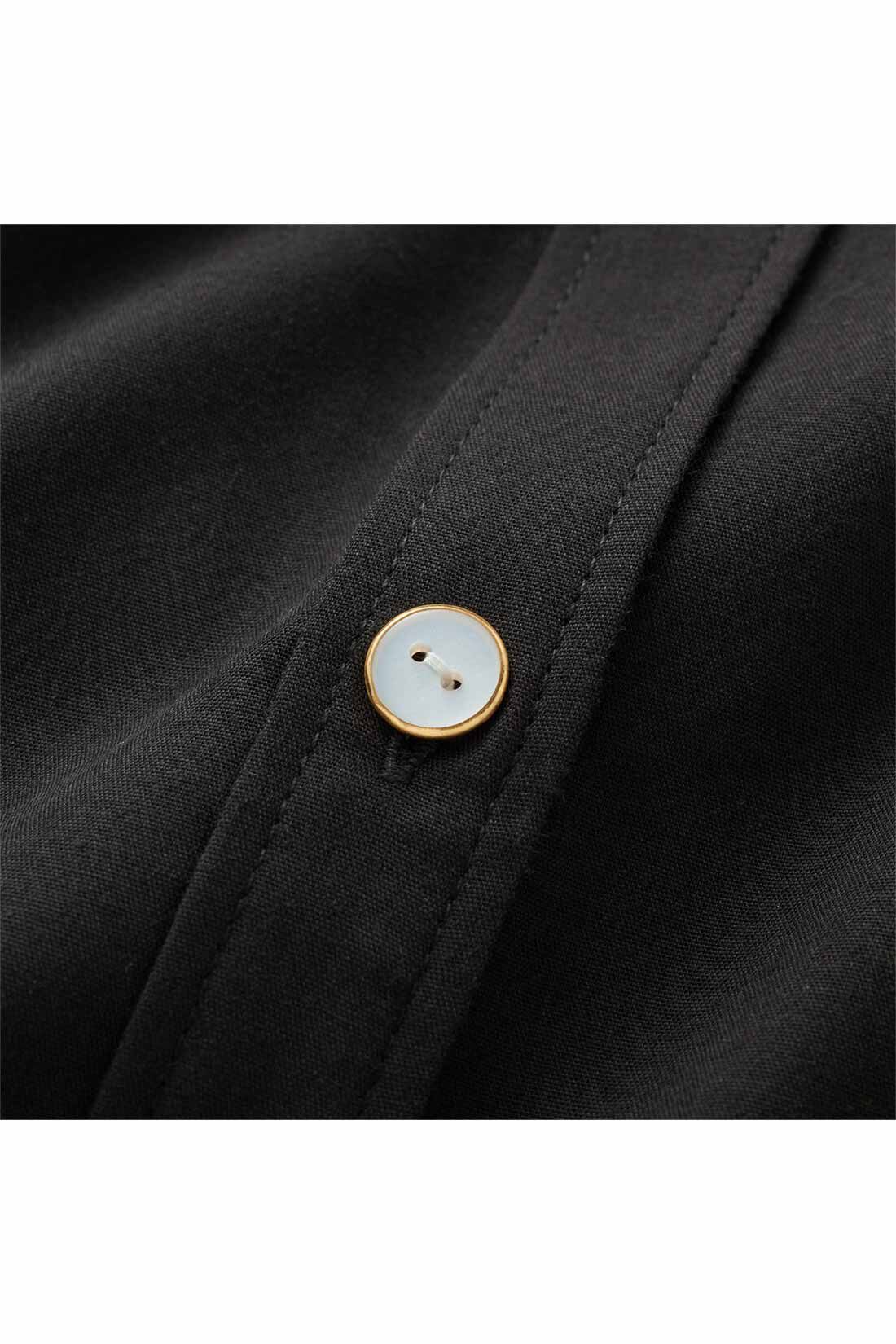 IEDIT|IEDIT[イディット]　抗菌防臭がうれしい たっぷりフレアーがきれいな着映えシャツブラウス〈ブラック〉|しわになりにくいポリエステル混。飾りボタンがアクセントに。