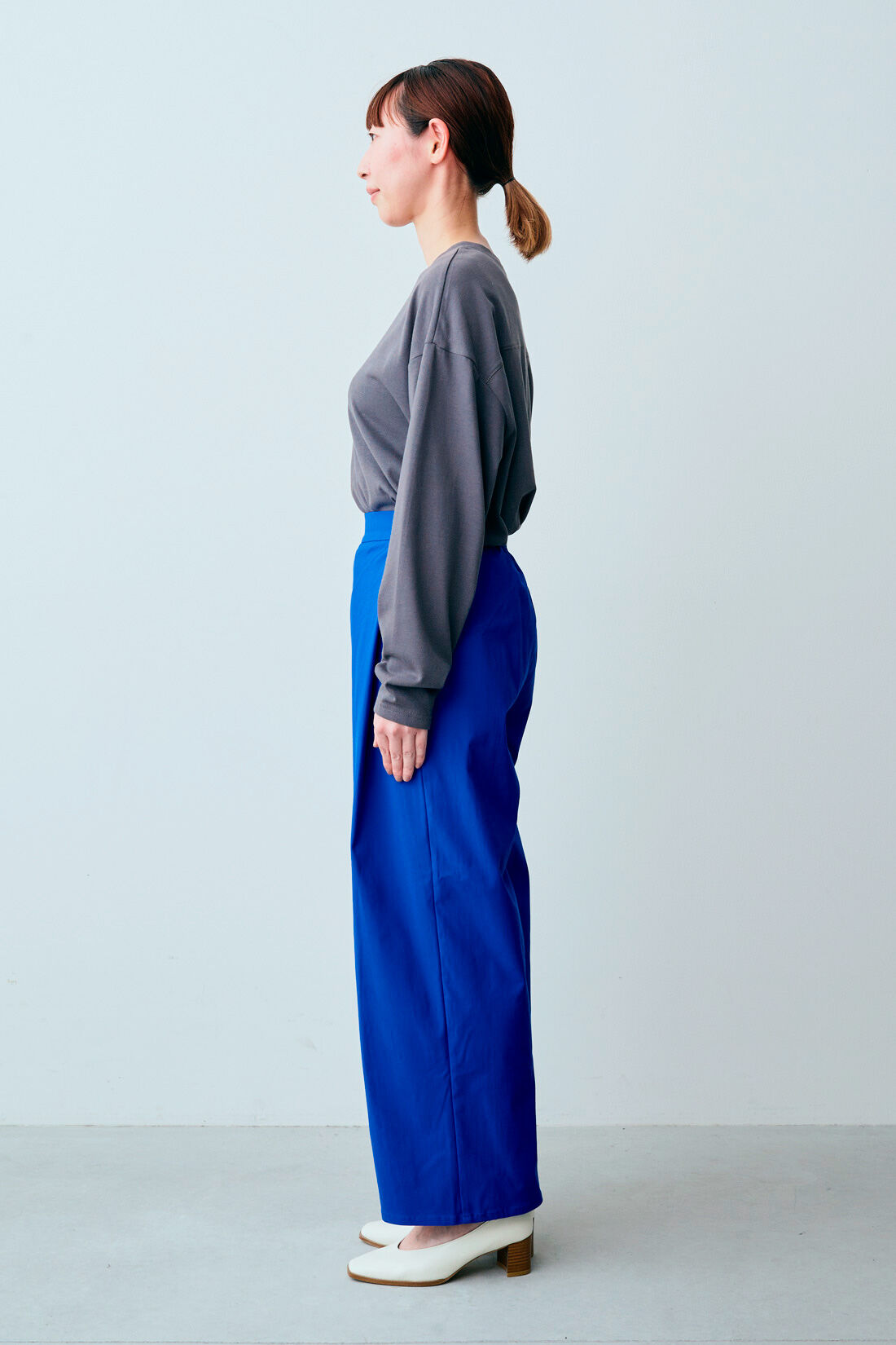 IEDIT[イディット]　ぐいっとしなやか サイドタックデザイン ストレッチ布はく素材のエアノビワイドパンツ〈ブルー〉|モデル身長：160cm　着用サイズ：M