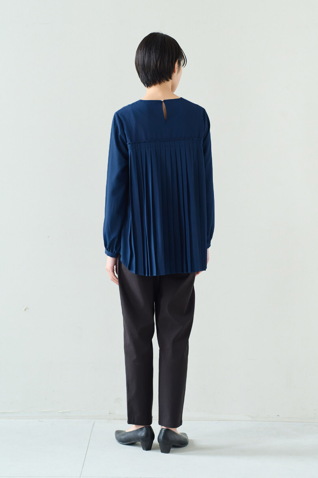 IEDIT［イディット］|IEDIT[イディット]　抗菌防臭＆UVカットがうれしい バックプリーツが品よく揺れる 後ろ姿が印象的な着映えトップス|モデル身長：163cm　着用サイズ：M