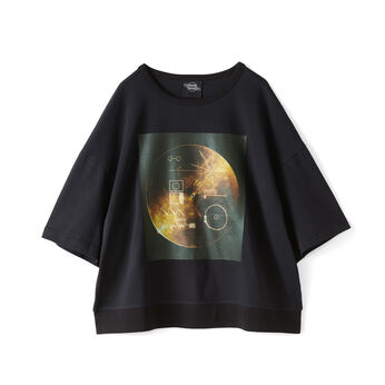 IEDIT | NASA ゴールデンレコード プリント オーガニックコットン Tシャツ 〈ブラック〉