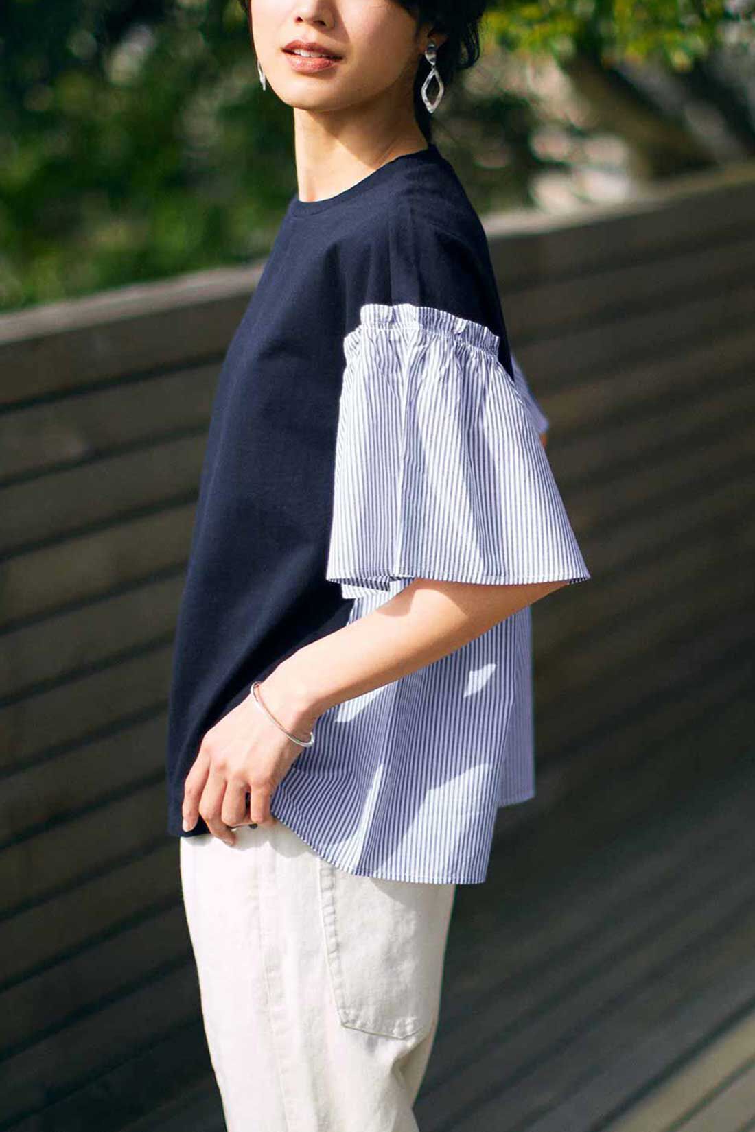 IEDIT|IEDIT[イディット]　異素材ストライプ遣いのボリューム袖トップス〈ネイビー〉|※着用イメージです。お届けするカラーとは異なります。