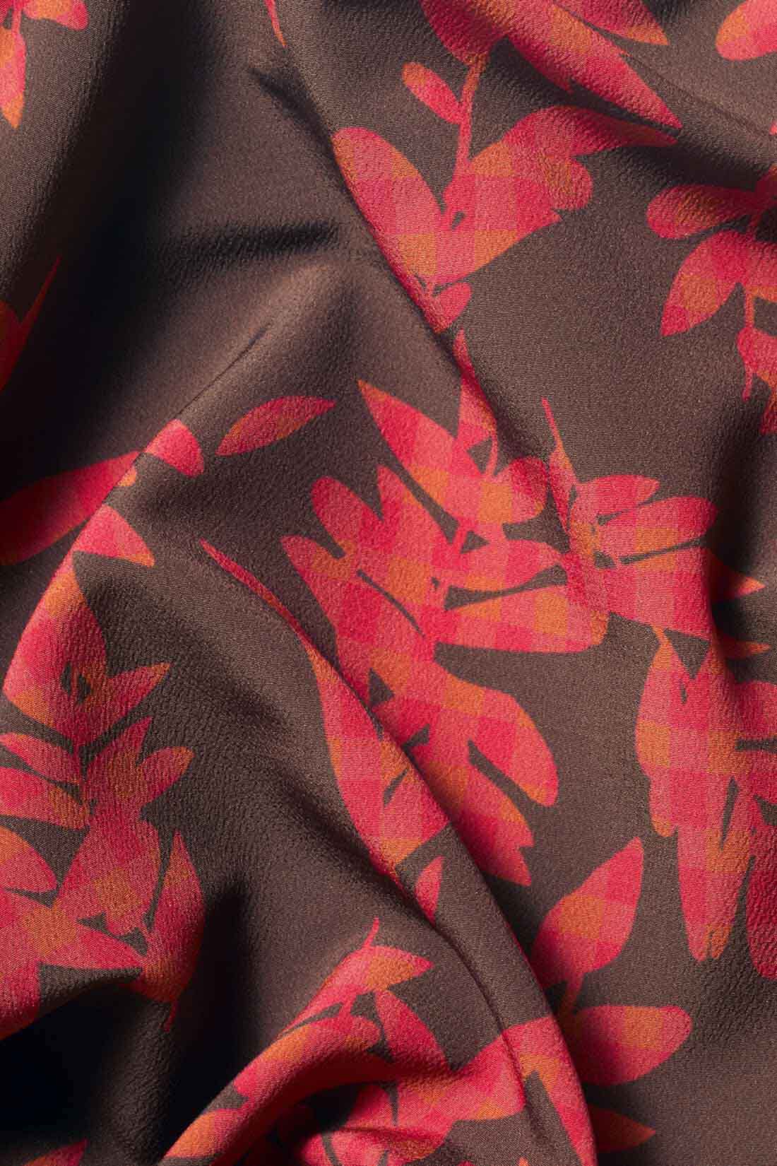 IEDIT[イディット]　タックスリーブトップスとボタニカルプリントスカートの着映えセット|SKIRT：細かいシボ感と落ち感の美しい素材に、オリジナルのボタニカル柄をプリント。