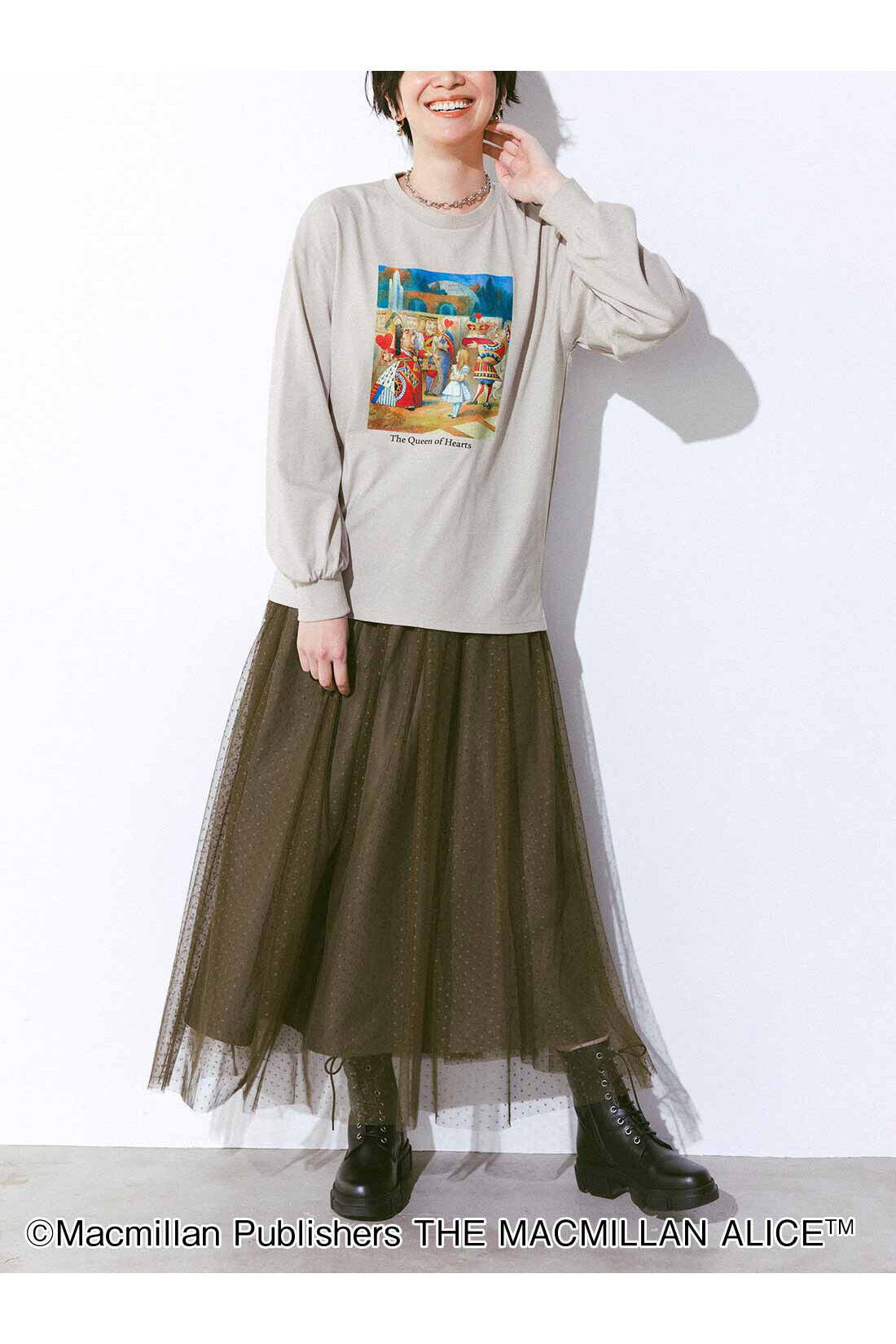 IEDIT|THE MACMILLAN ALICE TM×IEDIT[イディット]　挿絵の世界をおしゃれに楽しむ ニュアンスカラーの大人カットソートップスTHE MACMILLAN ALICE TM×IEDIT[イディット]　挿絵の世界をおしゃれに楽しむ ニュアンスカラーの大人カットソートップス〈ベージュ〉