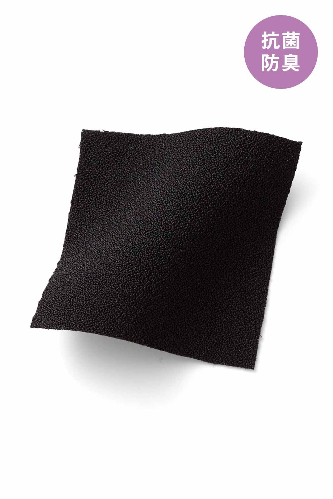 IEDIT[イディット]　抗菌防臭がうれしい 後ろ姿も美しいバックプリーツトップス〈ブラック〉|きちんと感のある上品な布はく素材なのに伸びやかな着心地。 ※お届けするカラーとは異なります。