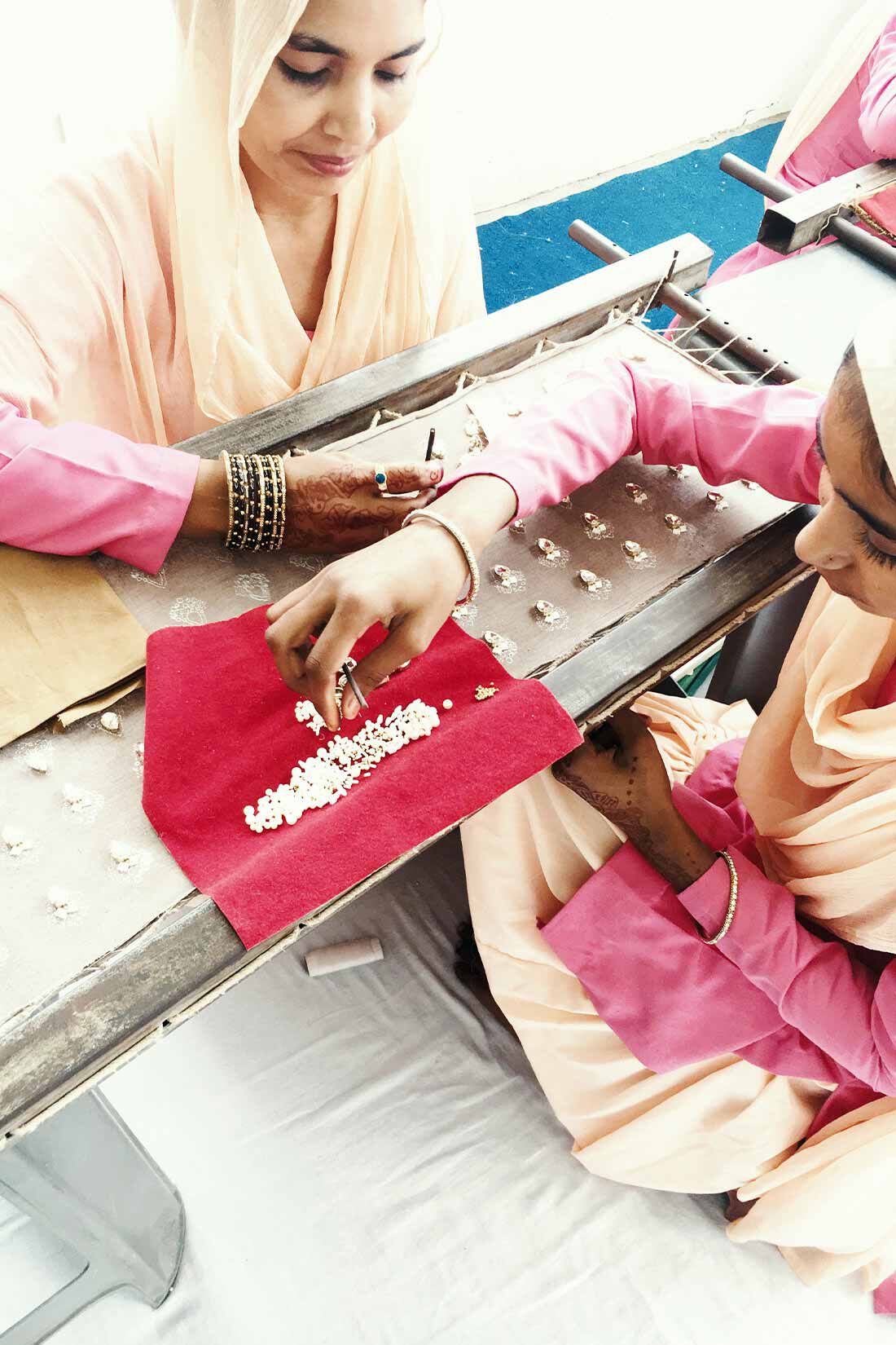 IEDIT［イディット］|Her smileプロジェクト IEDIT[イディット]　Made in India ヴィンテージライクなパール調ビーズイヤアクセ〈シルバーグレー〉|インドの女性たちが作った世界でひとつのハンドメイド