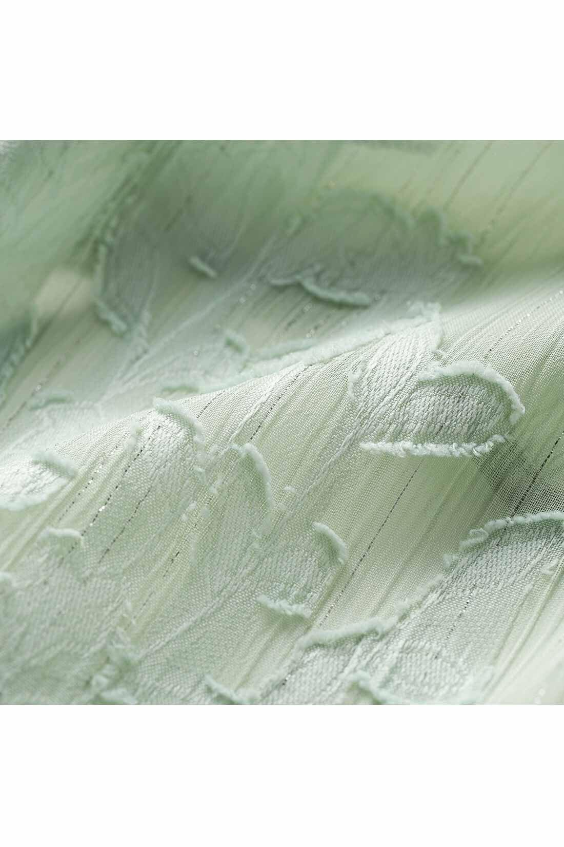 IEDIT|IEDIT[イディット]　繊細なカットジャカード素材のギャザーデザイントップス〈ミントグリーン〉|シアーなベースにラメ糸とリーフ柄が浮き立つカットジャカード素材はふんわり軽やか。