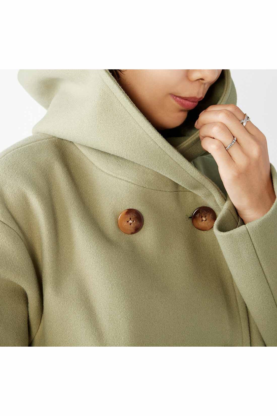 IEDIT|IEDIT[イディット]　冬映えカラー Pコート気分のミドル丈フーディーコート|上までボタンを留めると、衿高仕様に。