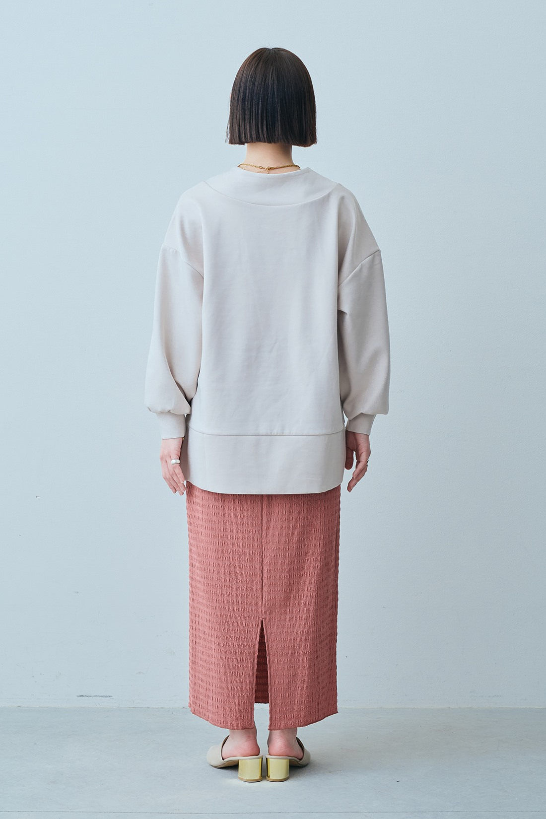 IEDIT［イディット］|IEDIT[イディット]　フード風衿で顔まわり華やぐ UVカット つや感ダンボールカットソーのロングプルオーバー〈グレージュ〉|モデル身長：150cm　着用サイズ：SP