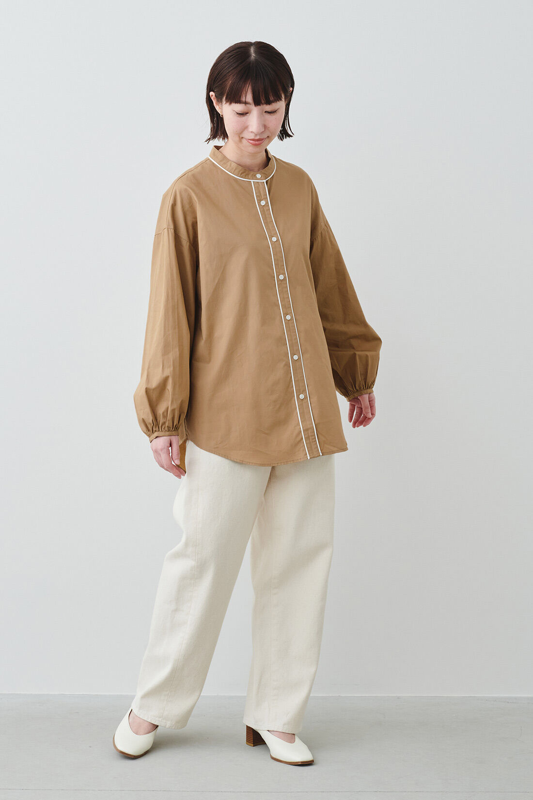 IEDIT|IEDIT[イディット]　コーデのポイントになる きれいめパイピングシャツ〈ベージュ〉|モデル身長：160cm・着用サイズ：M ※着用イメージです。お届けするカラーとは異なります。