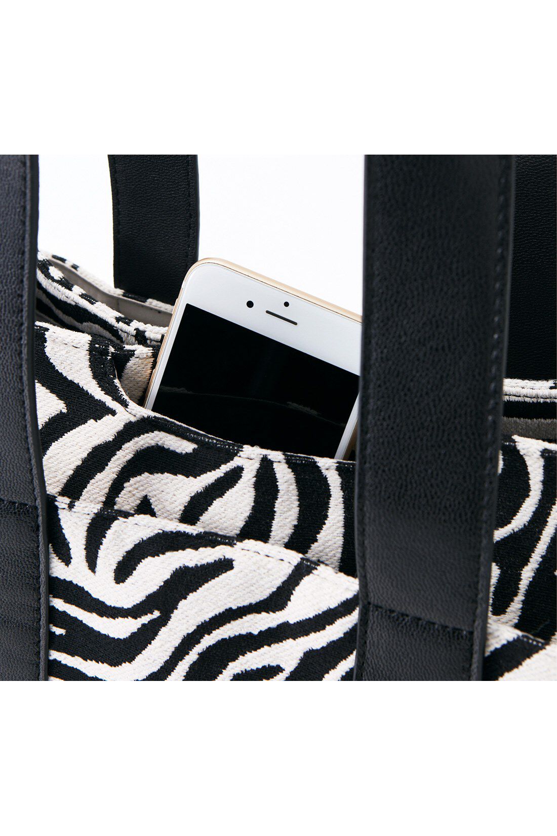 IEDIT|IEDIT[イディット]　ツートーンのゼブラ柄がシックな本革遣いトートバッグ〈ゼブラブラック〉|出し入れしやすいスマートフォン用のポケットも。