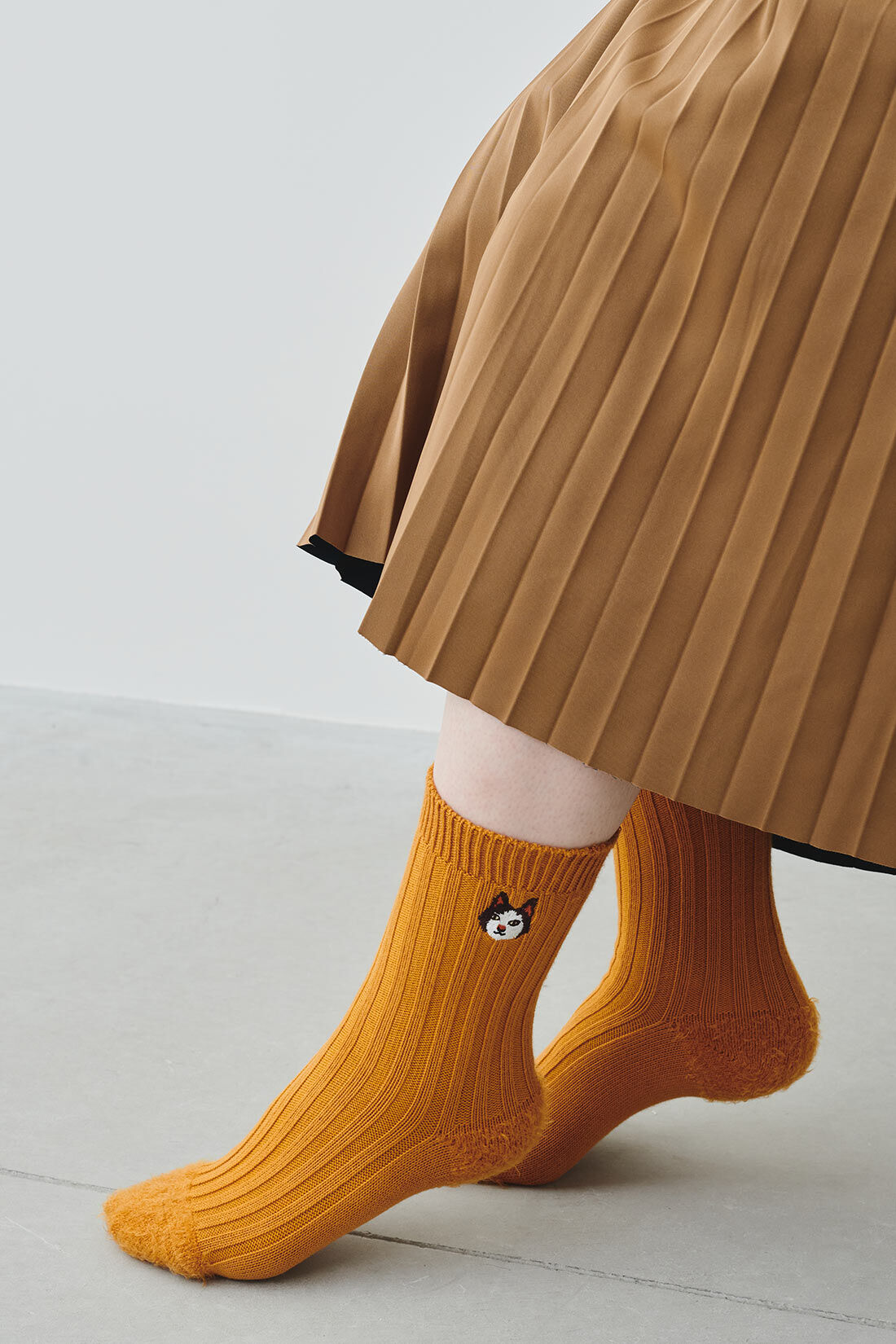 IEDIT|IEDIT[イディット]　宮田聡子さんコラボ ワンポイント猫刺しゅうの異素材切り替え靴下〈オレンジ〉