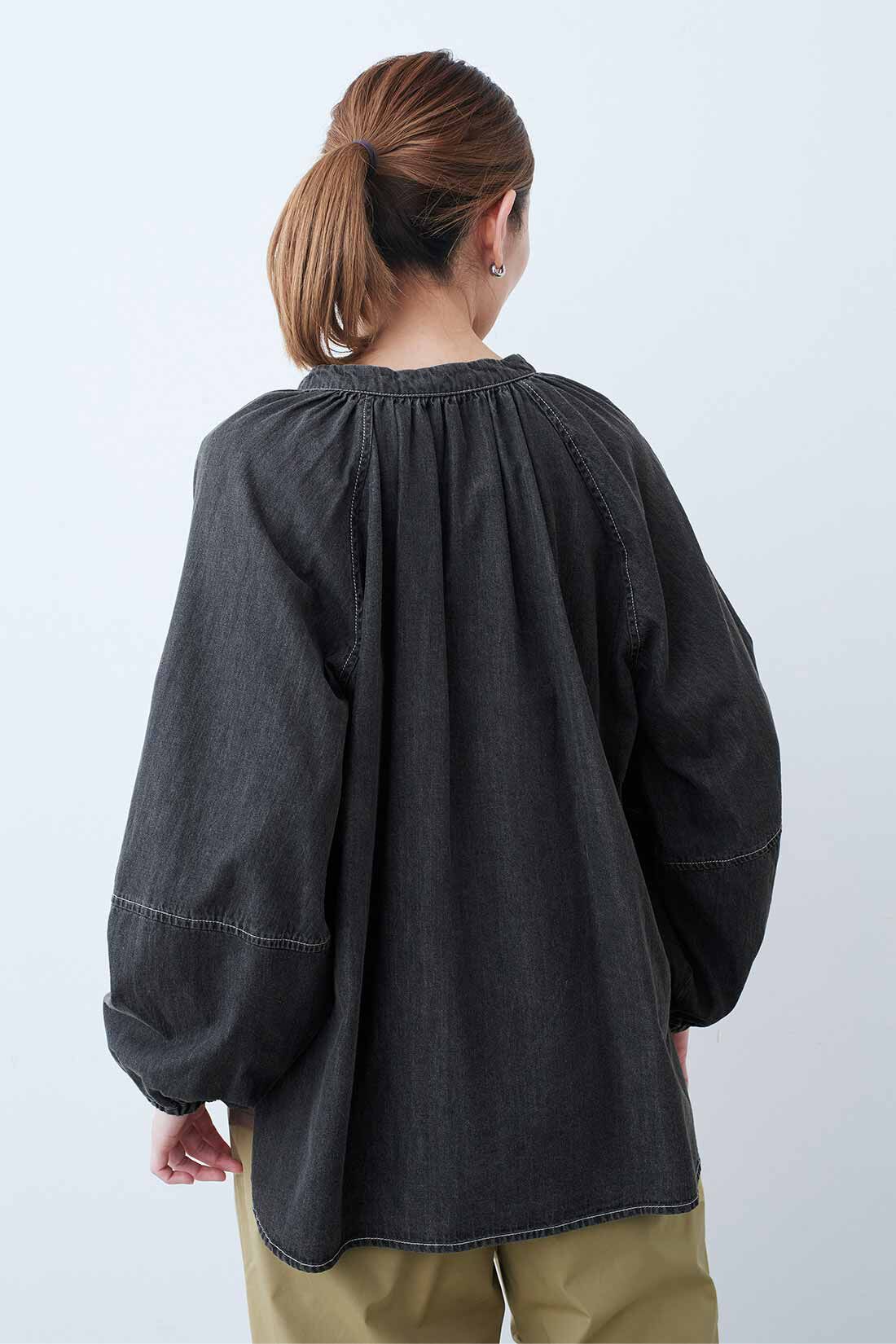 IEDIT［イディット］|IEDIT[イディット]　フェミニンな印象で着られる 軽やかデニムブラウス〈チャコールグレー〉