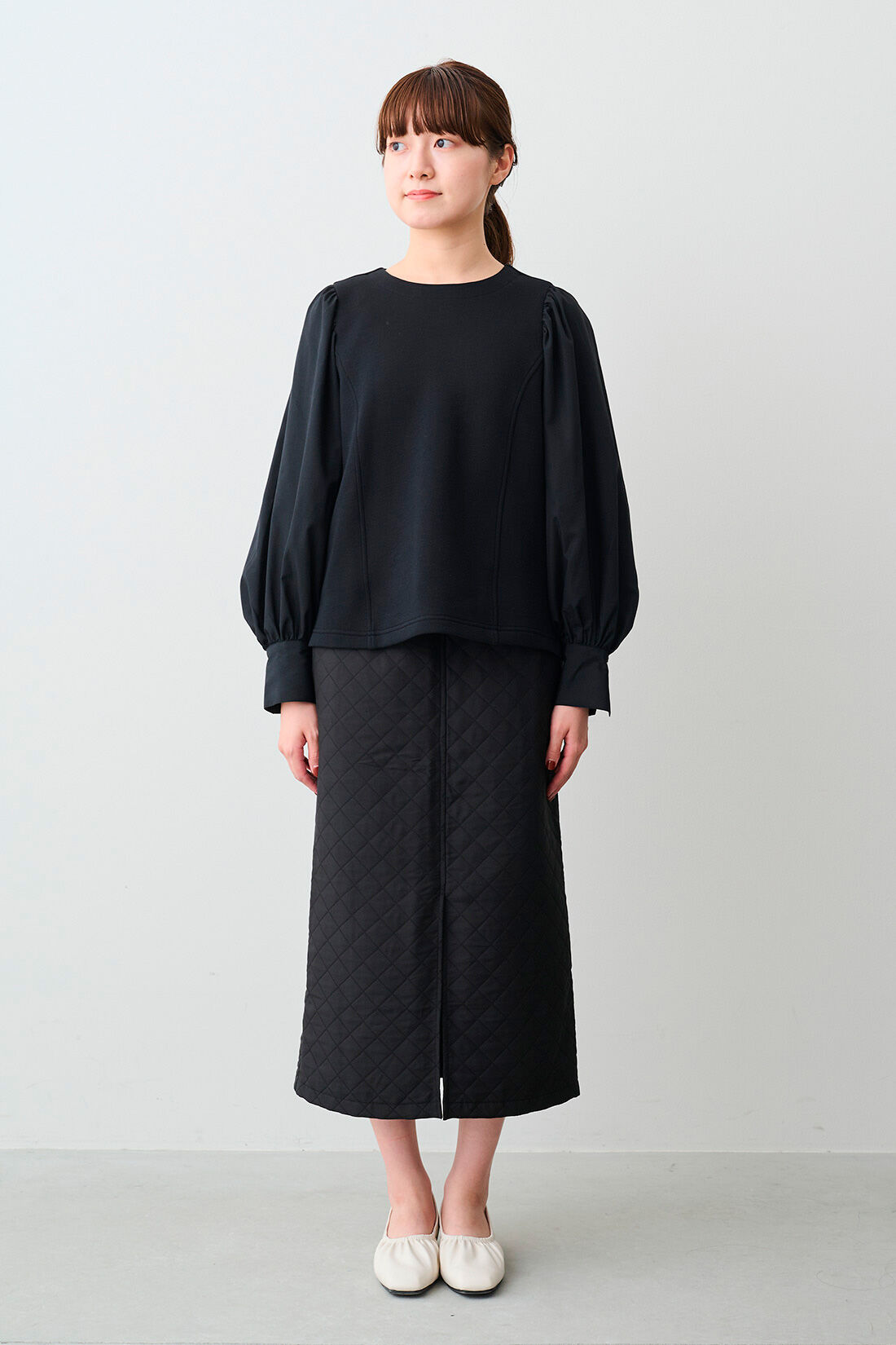 IEDIT|IEDIT[イディット]　小森美穂子さんコラボ ジャカードキルティング風素材ですっきり見えＩラインスカート〈ブラック〉|※着用イメージです。お届けするカラーとは異なります。 モデル身長：163cm 着用サイズ：M