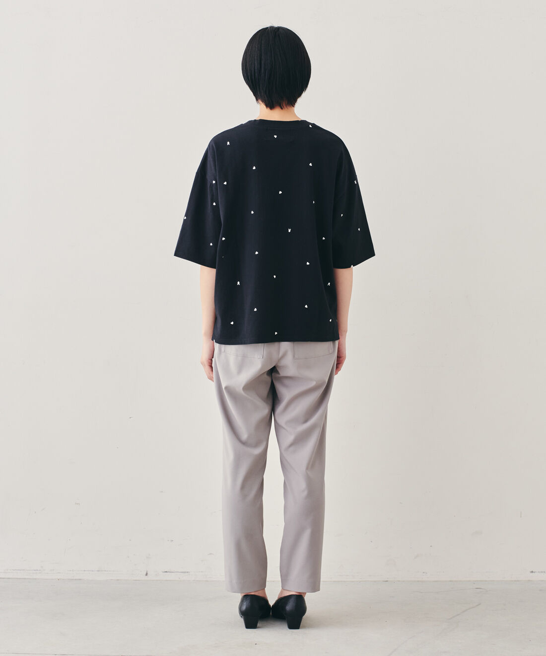 IEDIT［イディット］|IEDIT[イディット]　ハート＆ピース刺しゅうTシャツ by LOVE＆PEACE PROJECT〈ブラック〉|モデル身長：163cm　着用サイズ：M