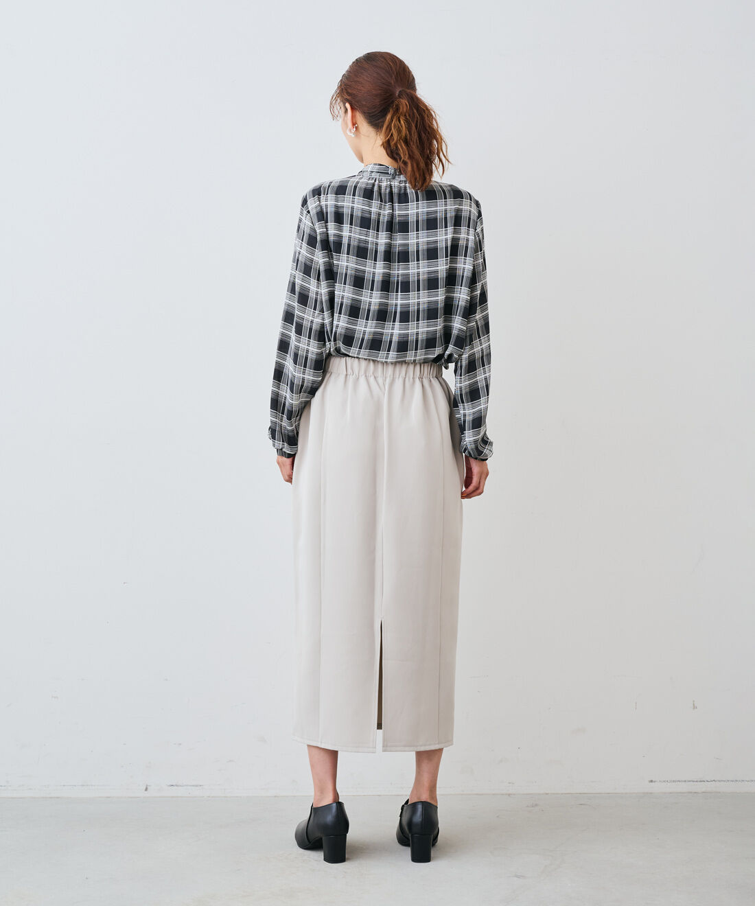 IEDIT|IEDIT[イディット]　気分で印象変化を楽しむ 2-WAYモノトーンプリントブラウス〈千鳥格子〉|モデル身長：164cm　着用サイズ：M　※写真はイメージです。お届けするカラーとは異なります。