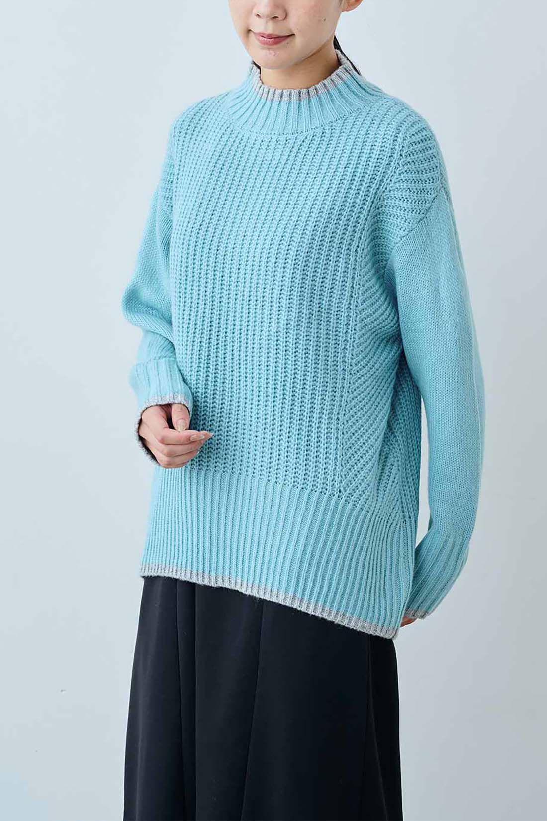 IEDIT|IEDIT[イディット]　ハンサムカラーを楽しむ 着映えデザインブルーニット〈ハイネックニット　アクアブルー×ペールグレー〉