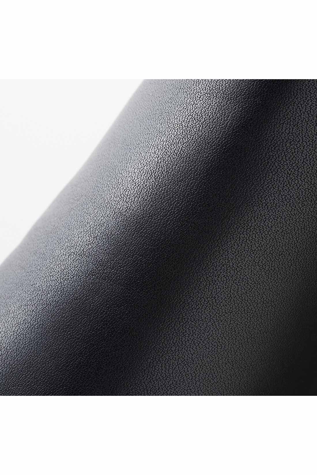 IEDIT[イディット]　どんなコーデにもすっきり履ける きれい見えサイドゴムショートブーツ〈ブラック〉|品よく高見えする本革ライクな合皮素材。