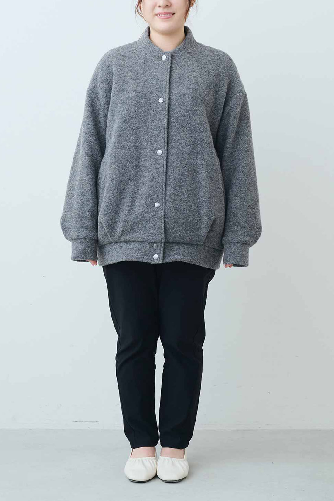 IEDIT|IEDIT[イディット]　ウール混スライバー素材で軽やか ミドル丈ブルゾンコート〈グレー〉|モデル身長：149cm　着用サイズ：M