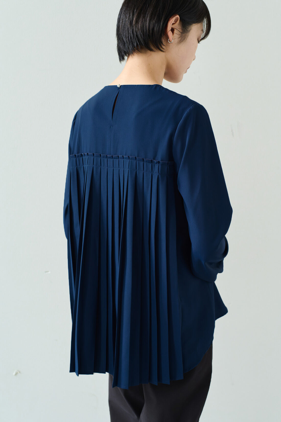IEDIT［イディット］|IEDIT[イディット]　抗菌防臭＆UVカットがうれしい バックプリーツが品よく揺れる 後ろ姿が印象的な着映えトップス
