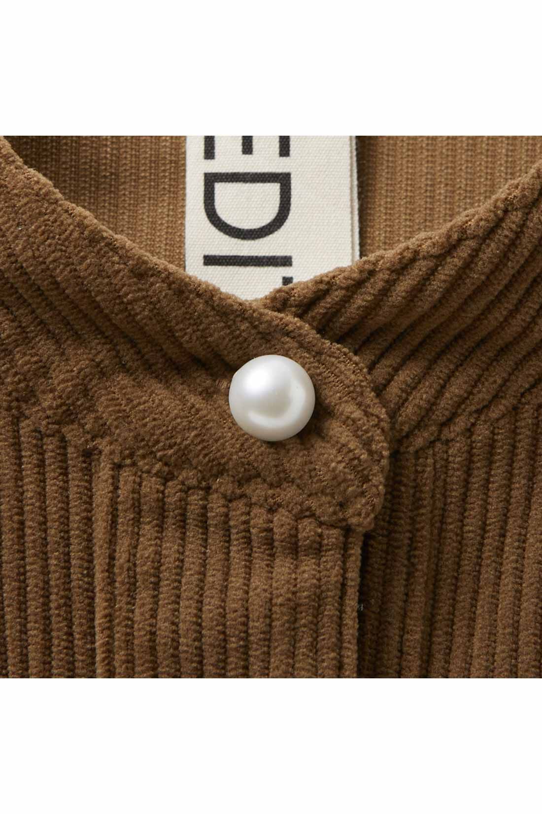IEDIT［イディット］|IEDIT[イディット]　パール調ボタンをきかせたスタンドカラーシャツ|カジュアルシャツに華やかなアクセント。上品な光沢感と甘い存在感で、フェミニンな香りをまとえます。