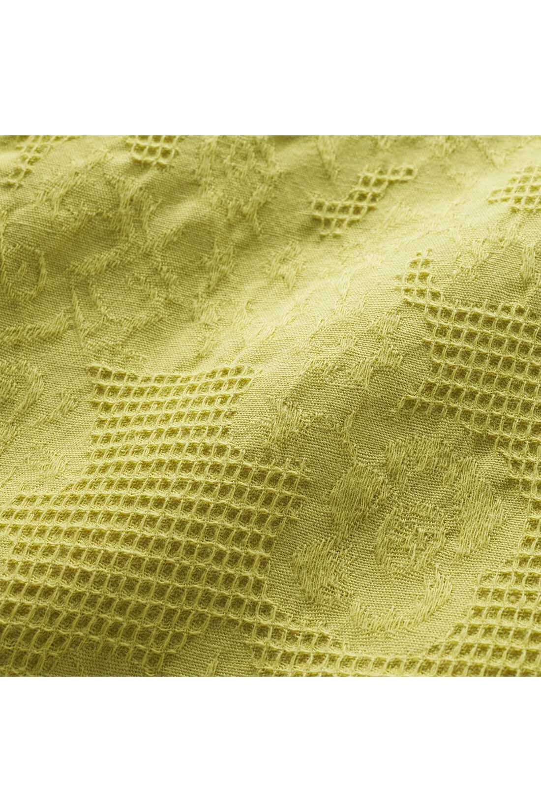 IEDIT|IEDIT[イディット]　フラワー柄のコットンドビープルオーバー〈ライムグリーン〉|格子柄の中に花が浮き立つ、立体的な織り柄のコットンドビー素材がさらりと快適。