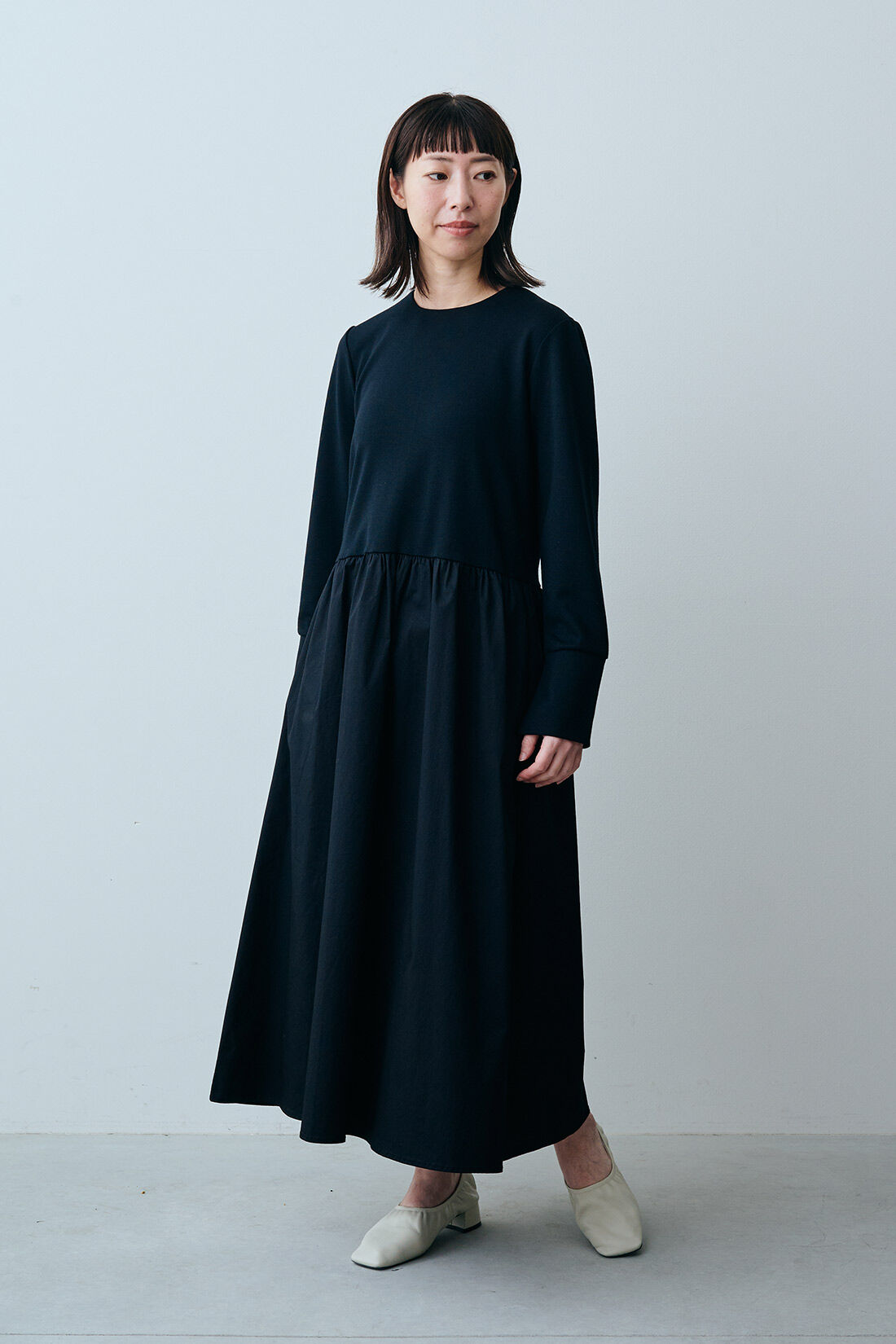 IEDIT|IEDIT[イディット]　小森美穂子さんコラボ カットソーポンチ素材と布はくドッキングのきれい見えワンピース〈ブラック〉|モデル身長：160cm 着用サイズ：M