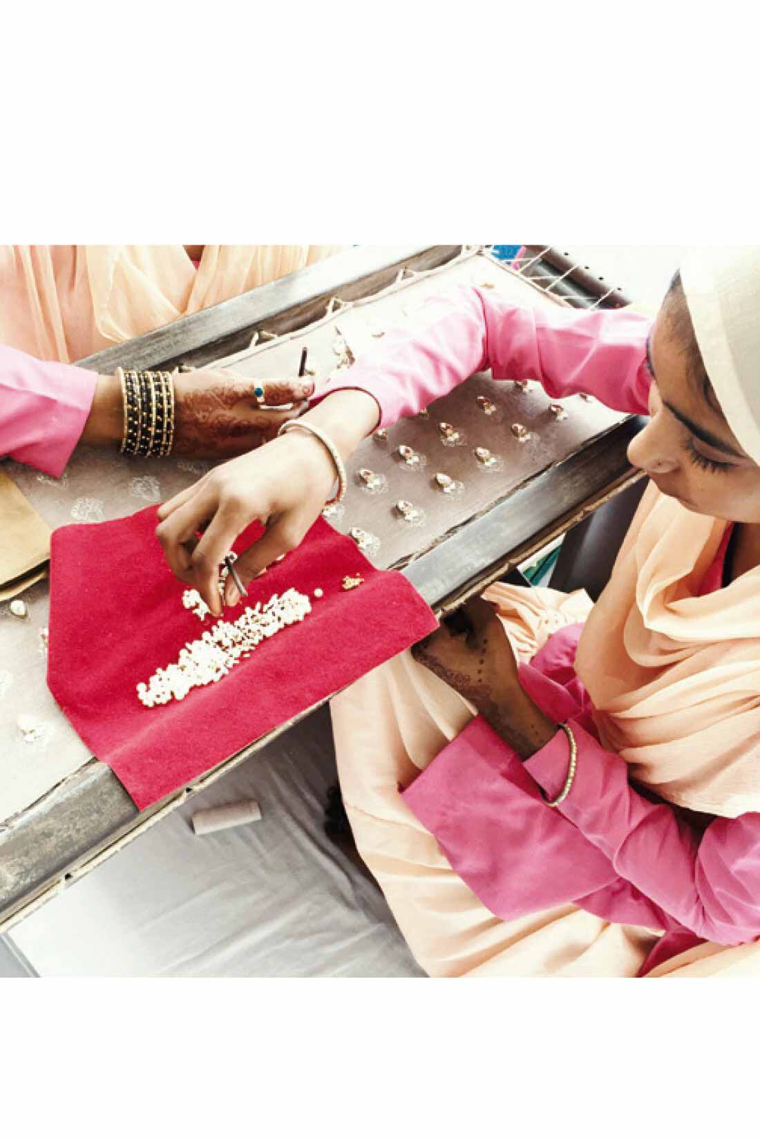 IEDIT|Her smileプロジェクト IEDIT[イディット]　Made in India 2-WAY仕様のタッセルが揺れる 繊細なビーズ刺しゅうが美しいイヤアクセサリー|インドの女性を応援するアクセサリーブランド MAYGLOBE by Tribaluxe[メイグローブ バイ トライバラクス] インドの伝統と日本のトレンドを取り入れたデザインのアクセサリー。伝統を受け継いできた村々と協働し日本向けの製品をつくることで、産業の少ないインドの田舎町の生活水準の向上や、現地の女性たちの生活水準の向上にも貢献しています。→https://feli.jp/s/hersmile/2/