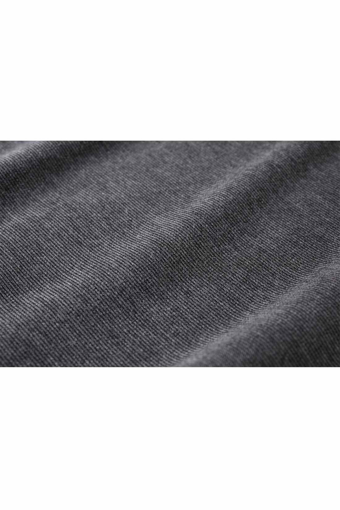 IEDIT[イディット] 前後2‐WAYで着られる Aラインカットソーワンピース〈ブラック〉|ほどよい厚みときれいな表面感が高見えするリッチ感のある素材。