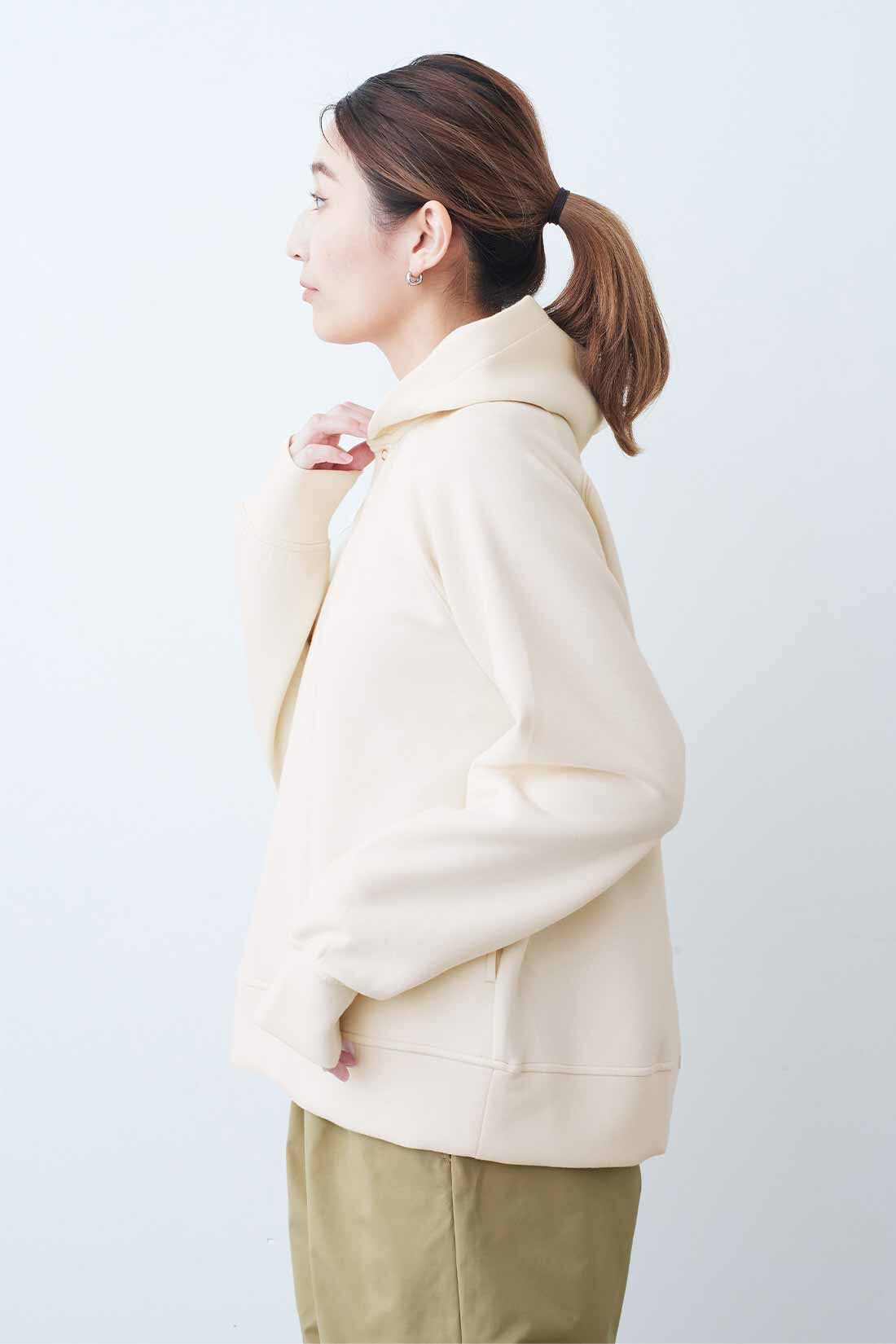 IEDIT［イディット］|IEDIT[イディット]　小森美穂子さんコラボ ダンボールカットソー素材のフロントスナップフーディープルオーバー〈アイボリー〉