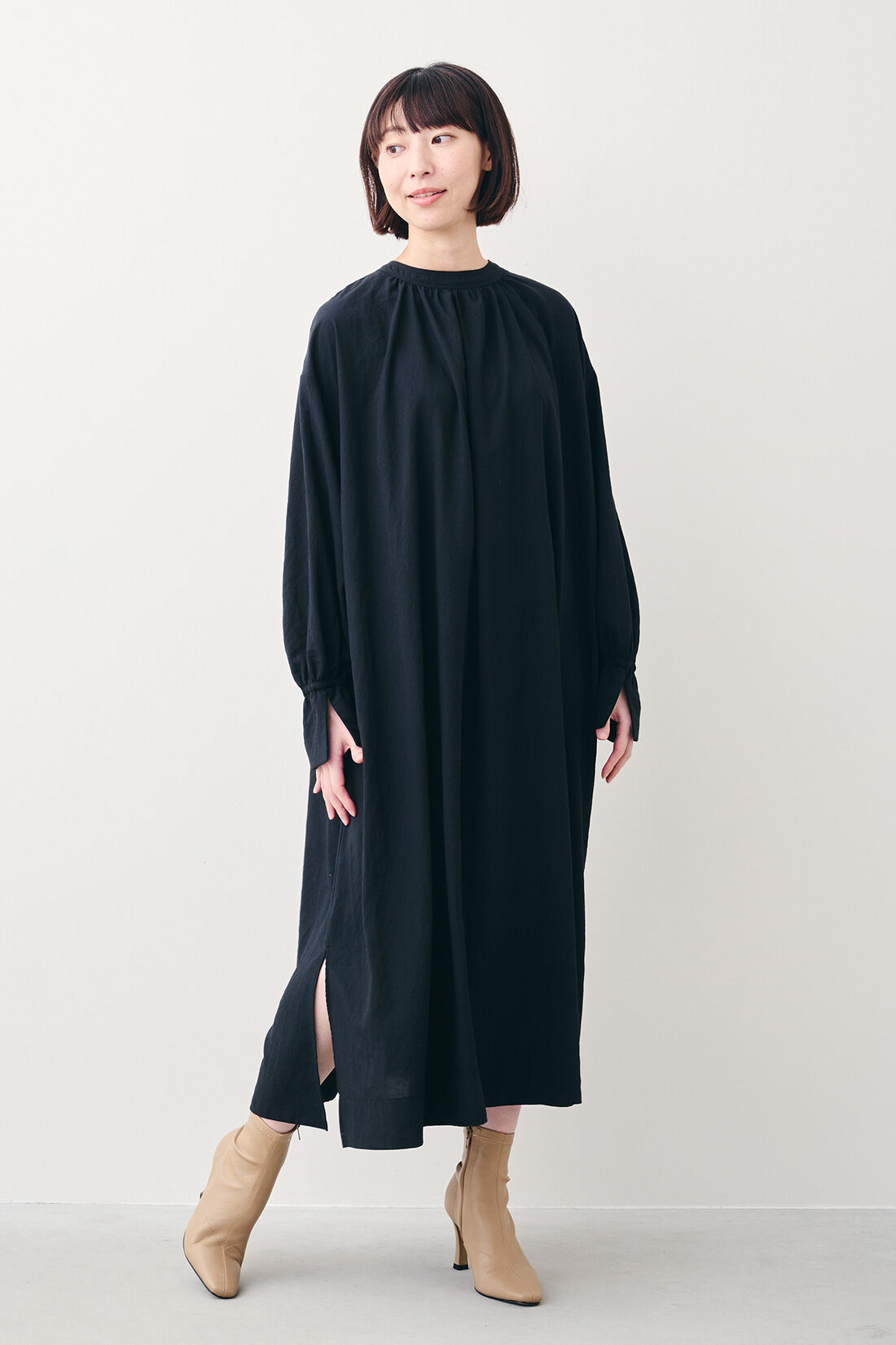 IEDIT|IEDIT[イディット]　福田麻琴さんコラボ たっぷりギャザーがリュクスな着まわし力抜群の2-WAYブラックロングワンピース〈ブラック〉|モデル身長：160cm・着用サイズ：M