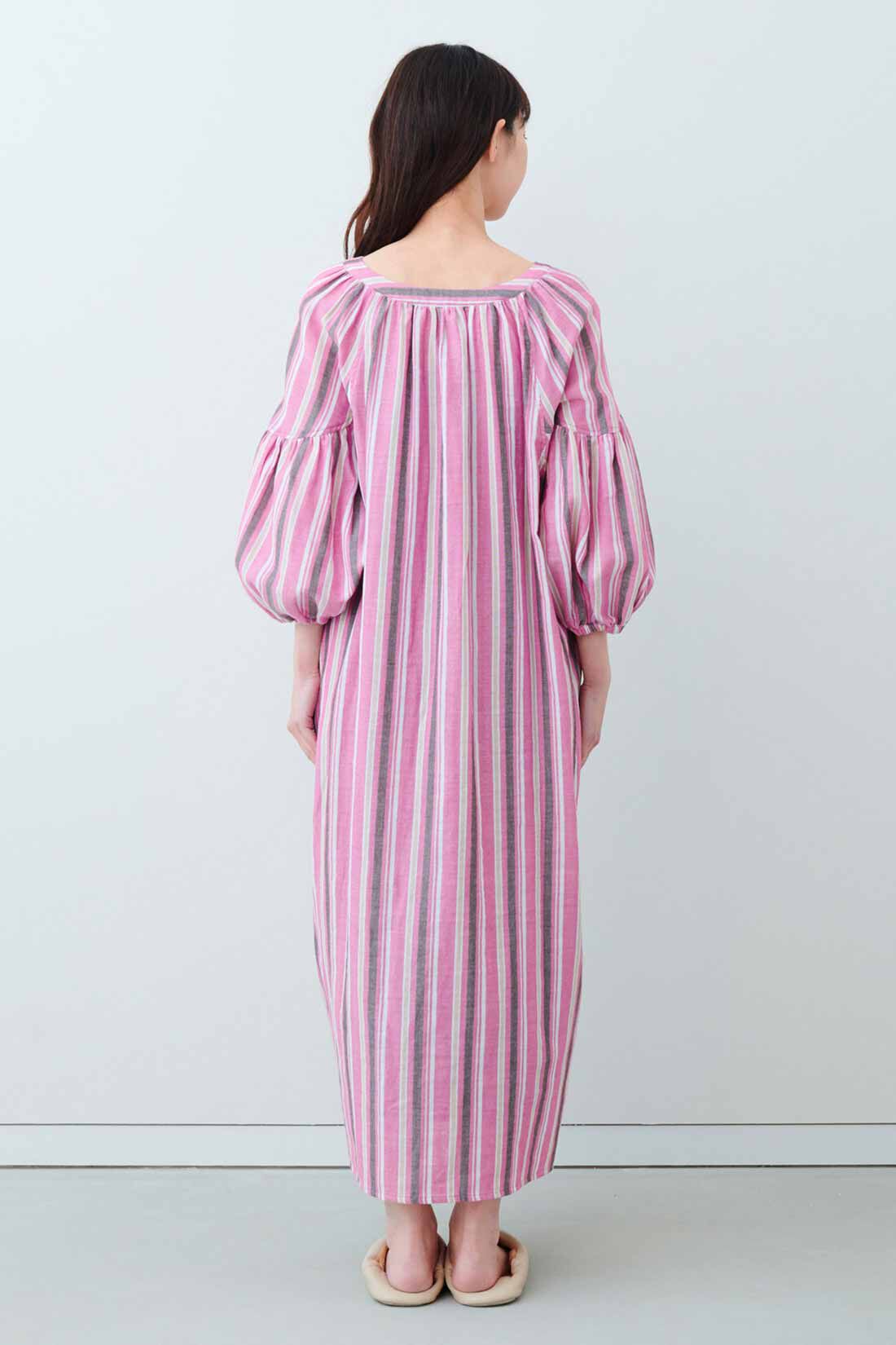 IEDIT|IEDIT[イディット]　先染めマルチストライプのダブルガーゼロングドレス〈ピンク〉|モデル身長：160cm 着用サイズ：M
