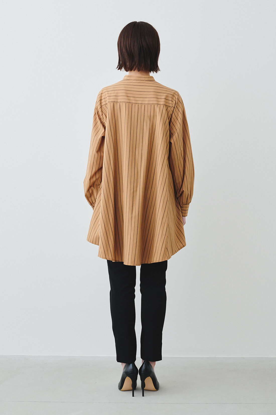 IEDIT|IEDIT[イディット]　360度美しい ふんわりフレアーの着映えバンドカラーシャツチュニック〈ブラックチェック〉|モデル身長：160cm・着用サイズ：M ※着用イメージです。お届けするカラーとは異なります。