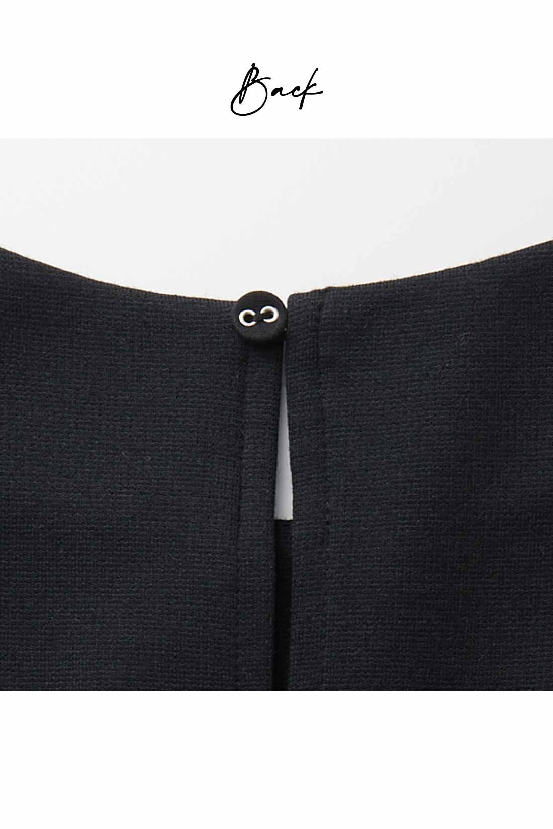 IEDIT|IEDIT[イディット]　小森美穂子さんコラボ カットソーポンチ素材と布はくドッキングのきれい見えワンピース〈ブラック〉|衿ぐりは後ろに涙開きをほどこしたコンパクトな作りのクルーネック。