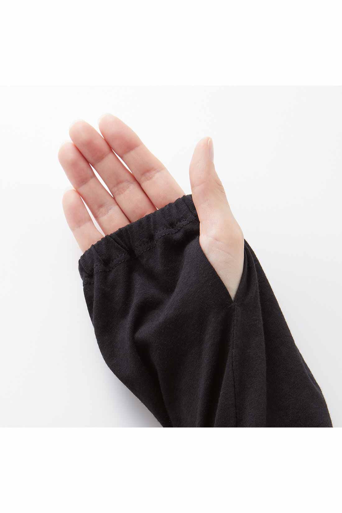 IEDIT|IEDIT[イディット]　ウエストドロストデザインのUVパーカー〈ブラック〉|袖口は親指ホール付きで手の甲までカバー。さらに袖口をゴム仕様に仕上げているので、プッシュアップも自在です。