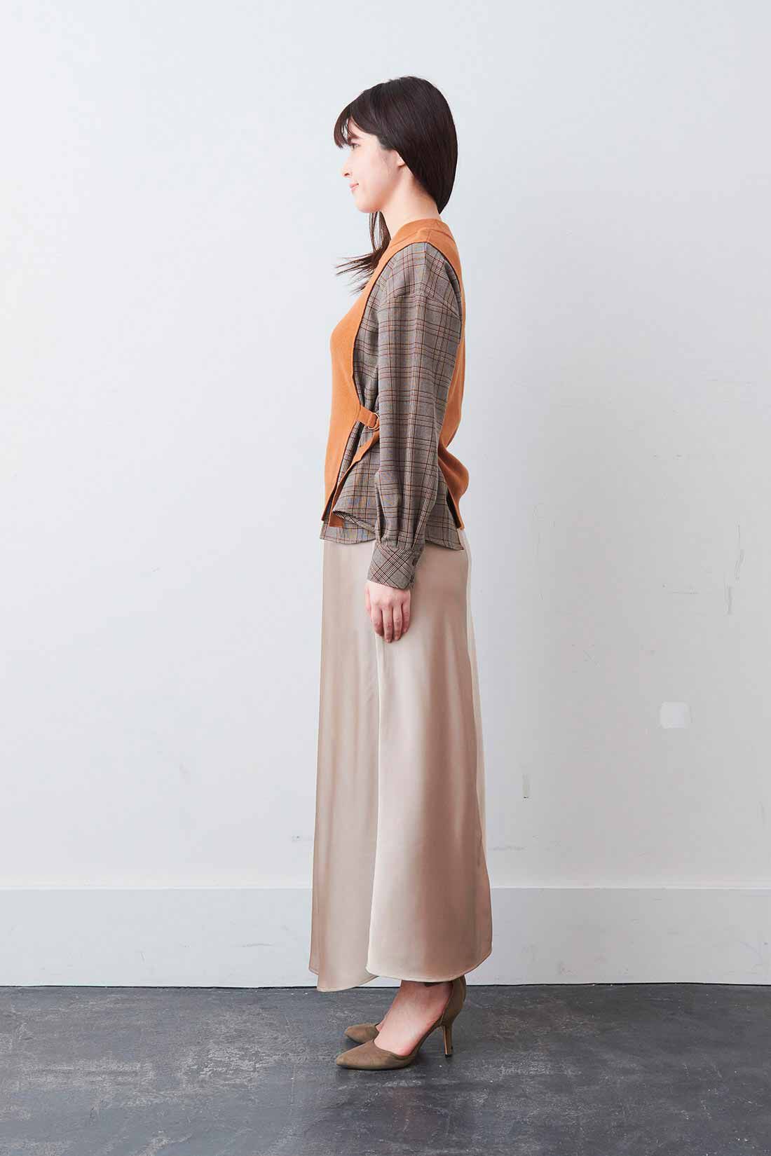 IEDIT[イディット]　サテンの光沢が美しいセミサーキュラースカート〈ディープブルー〉|モデル身長：167cm 着用サイズ：M