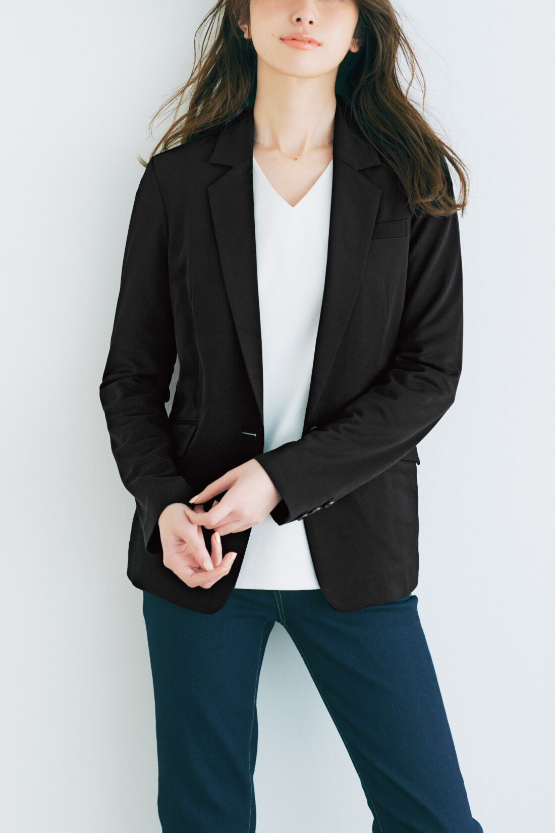 IEDIT|IEDIT[イディット]　凛と着こなすトリアセジャージー素材の大人のサマ見えジャケット〈ブラック〉|Tシャツ＋デニムのカジュアルスタイルもぐっと格上げ。