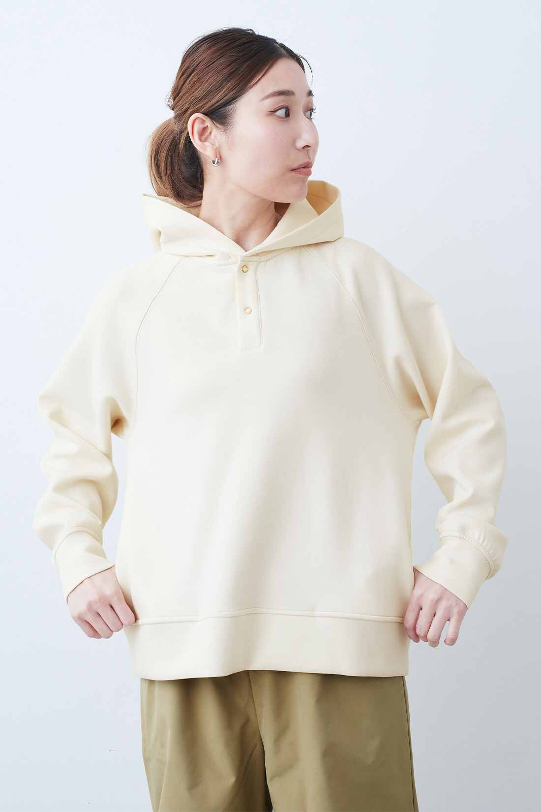 IEDIT［イディット］|IEDIT[イディット]　小森美穂子さんコラボ ダンボールカットソー素材のフロントスナップフーディープルオーバー〈アイボリー〉