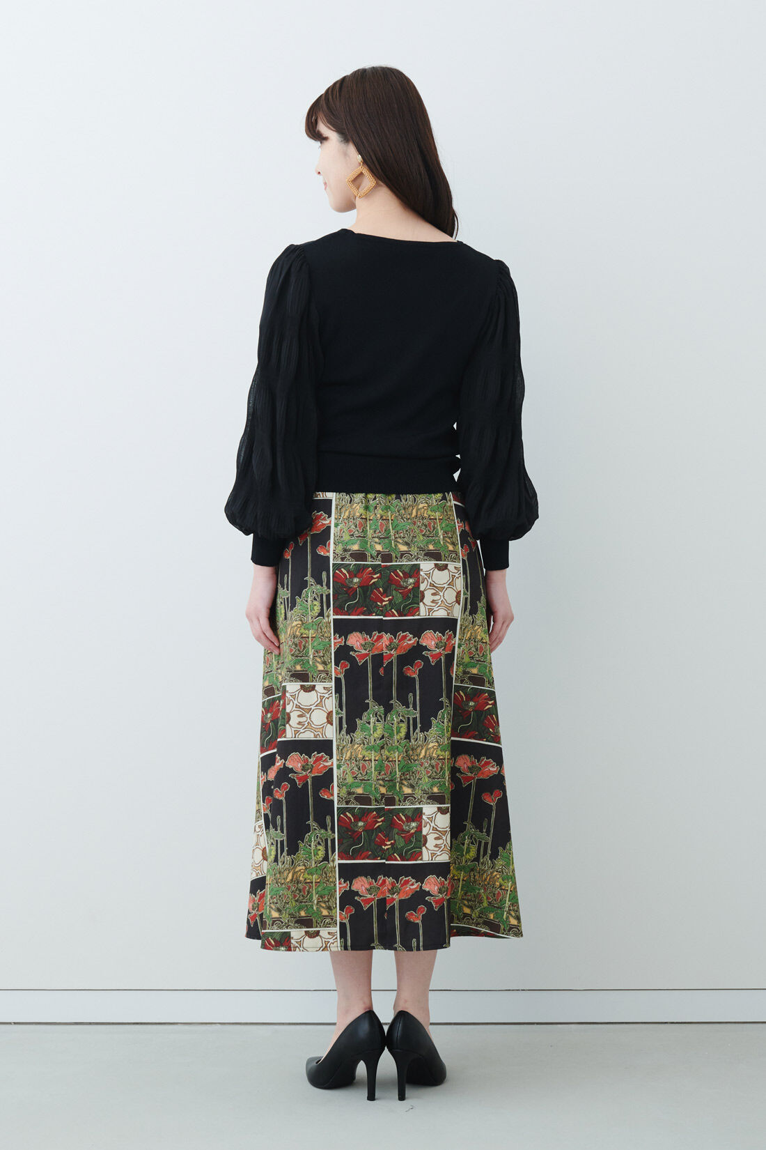 IEDIT[イディット]　優美なミュシャの図案をまとう クラッシックなプリントスカート〈ブラック〉|モデル身長：167cm・着用サイズ：M