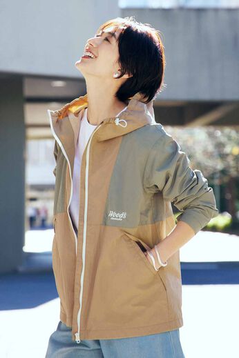 IEDIT | WOODSコラボ 微起毛裏地付きのバイカラーアノラック風ジャケット〈ライトカーキ×ベージュ〉
