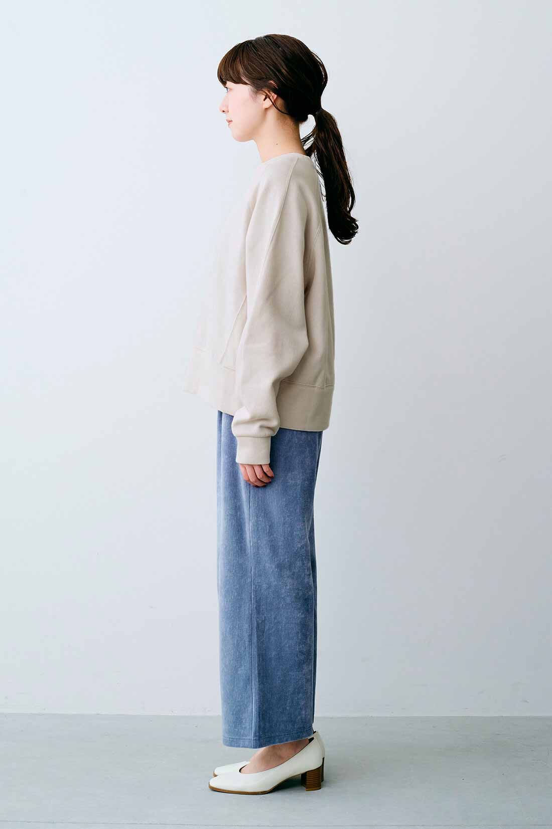 IEDIT|IEDIT[イディット]　カットソーコーデュロイで快適 きれい見えシルエットのワイドパンツ〈スモーキーベージュ〉|モデル身長：163cm 着用サイズ：M